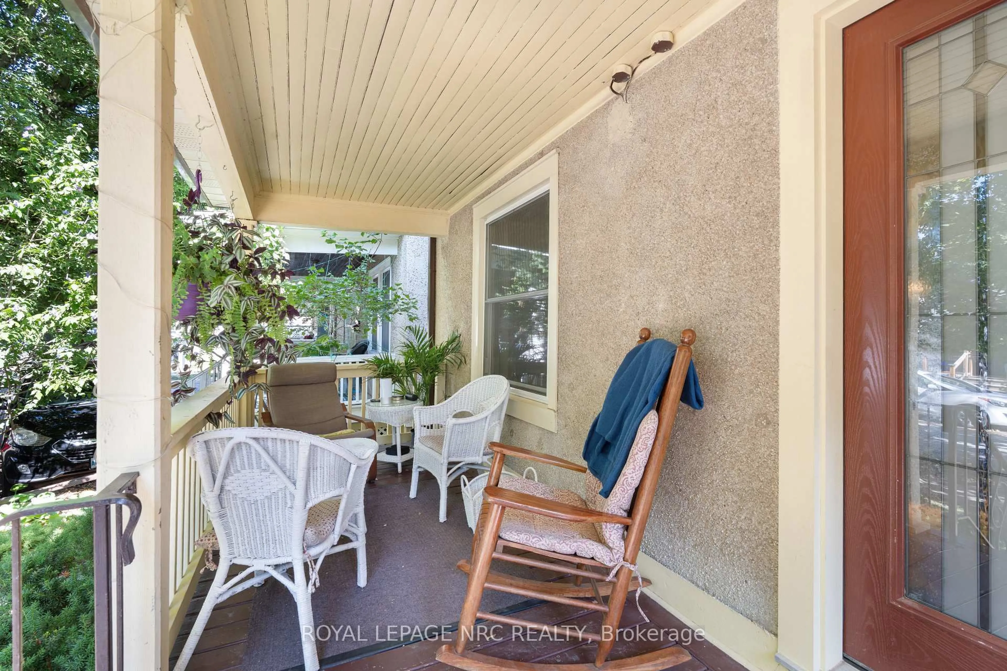 Patio, street for 90 Chaplin Ave, St. Catharines Ontario L2R 2E7