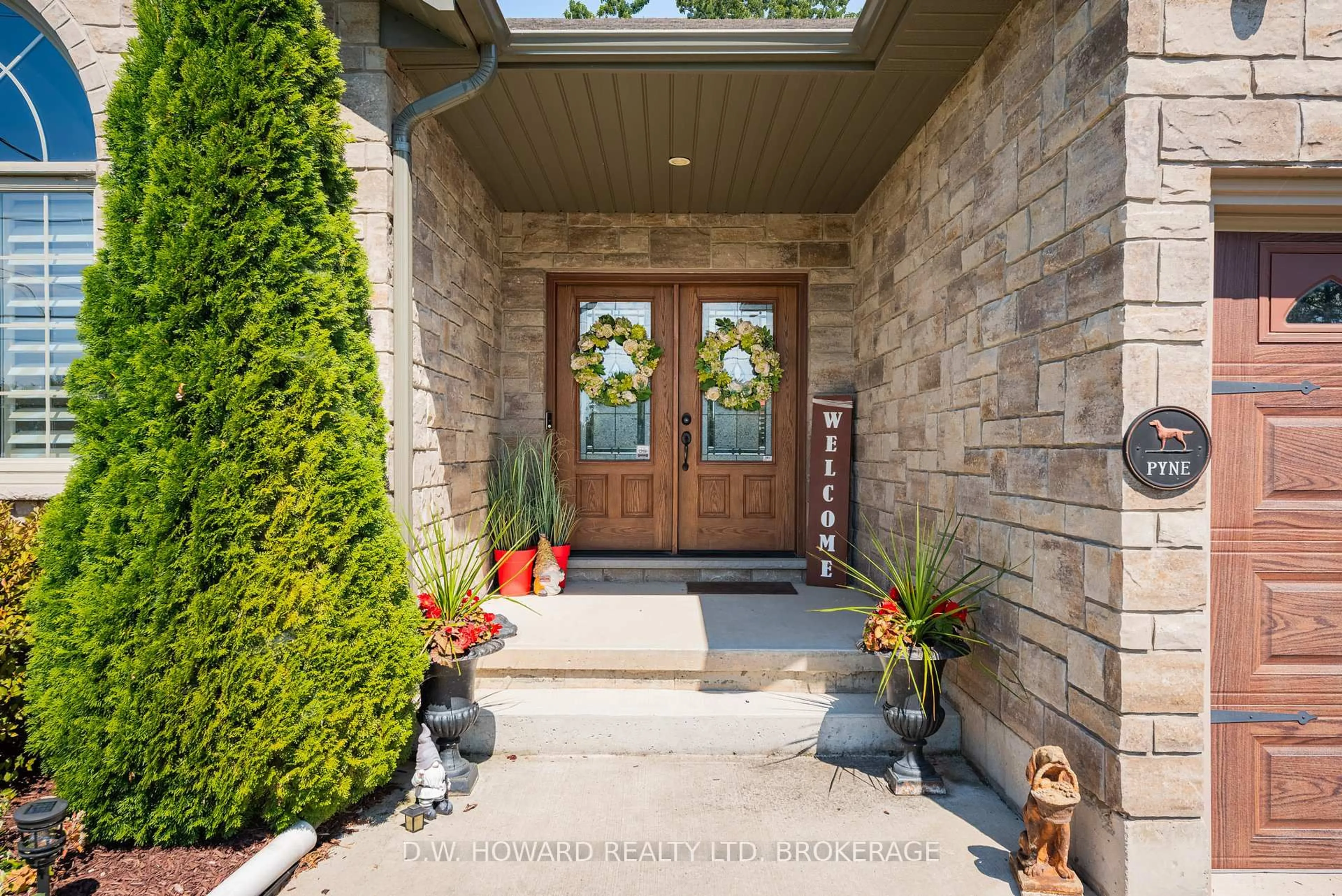 Indoor entryway for 3270 Thunderbay Rd, Fort Erie Ontario L0S 1N0