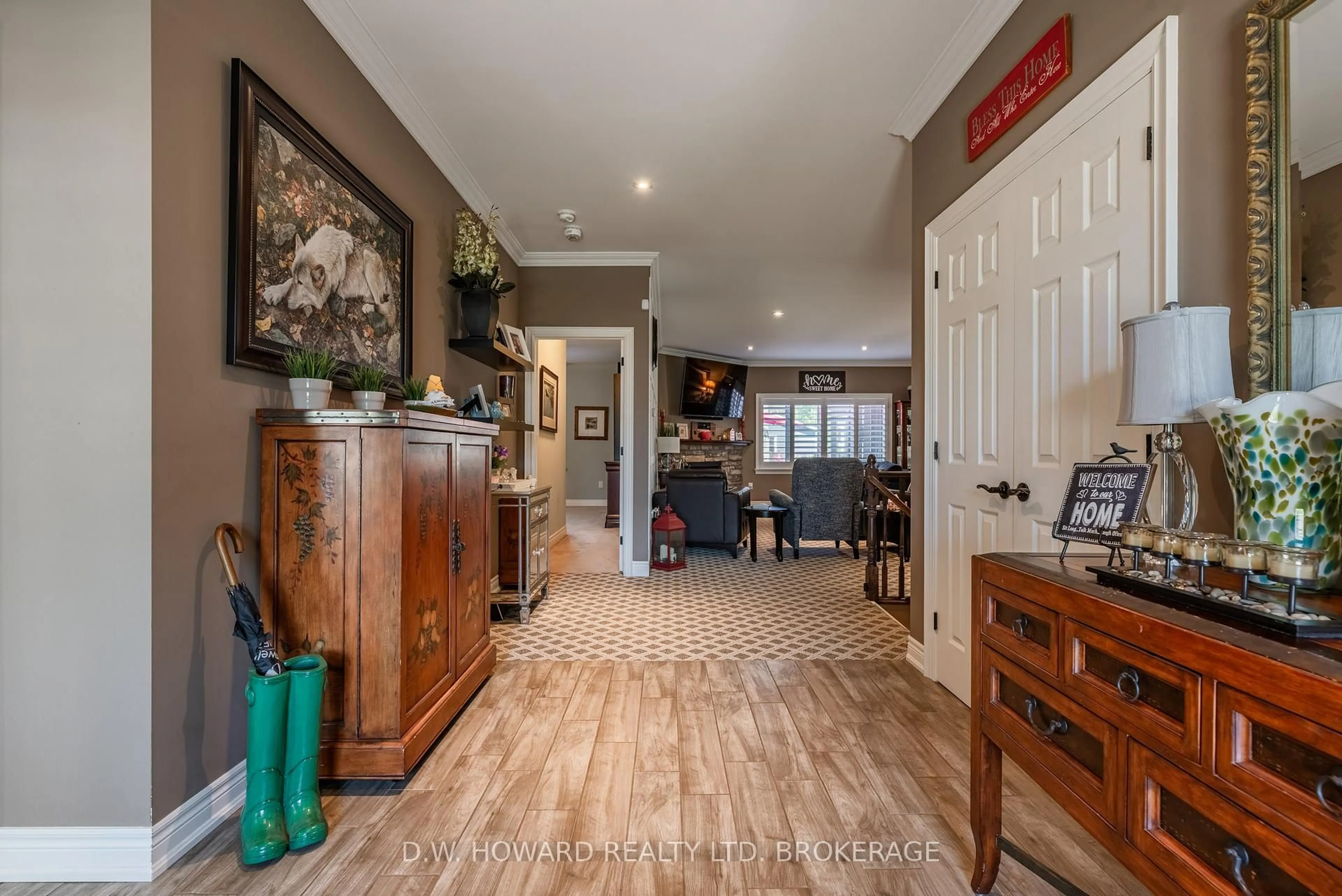Indoor foyer for 3270 Thunderbay Rd, Fort Erie Ontario L0S 1N0