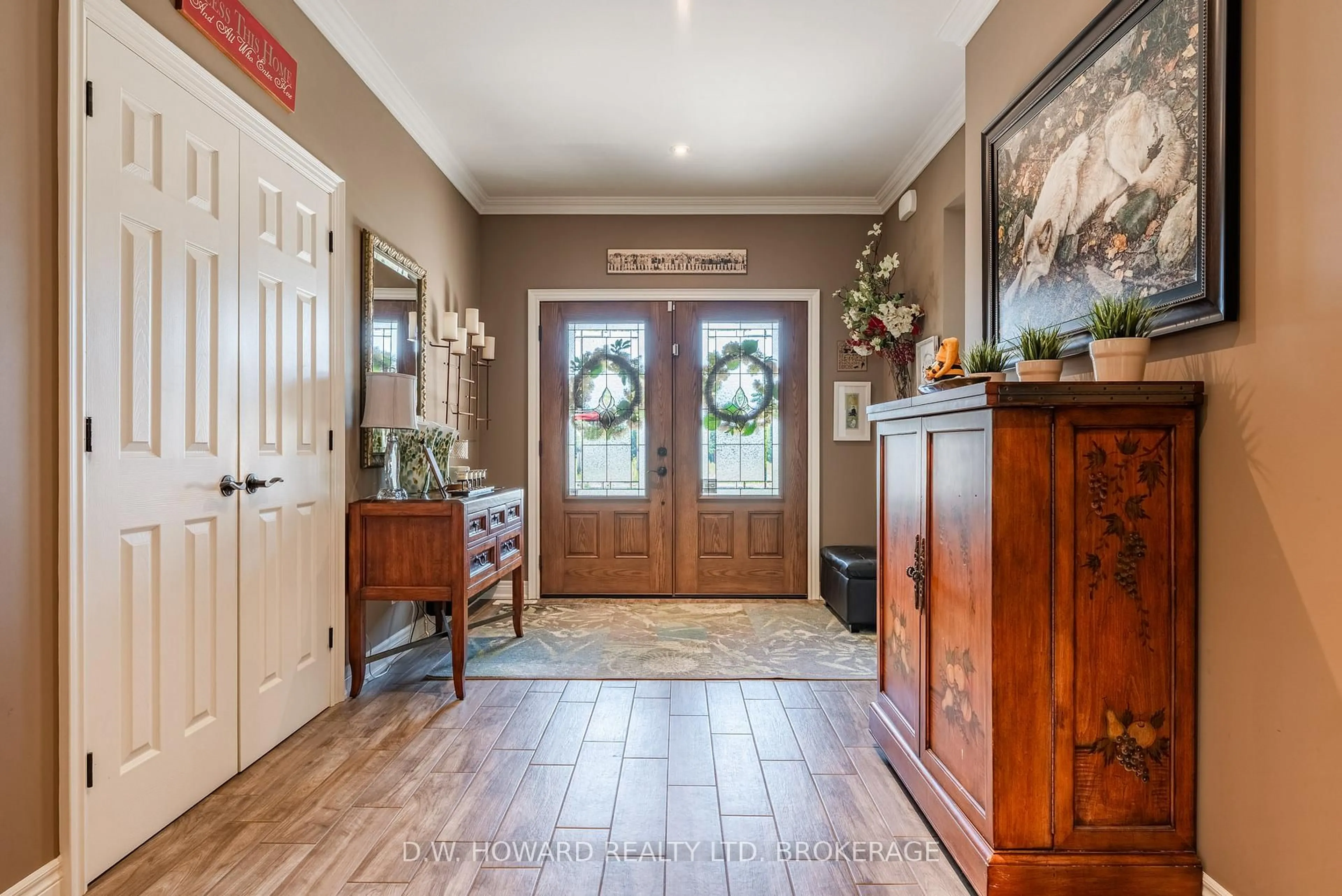 Indoor foyer for 3270 Thunderbay Rd, Fort Erie Ontario L0S 1N0