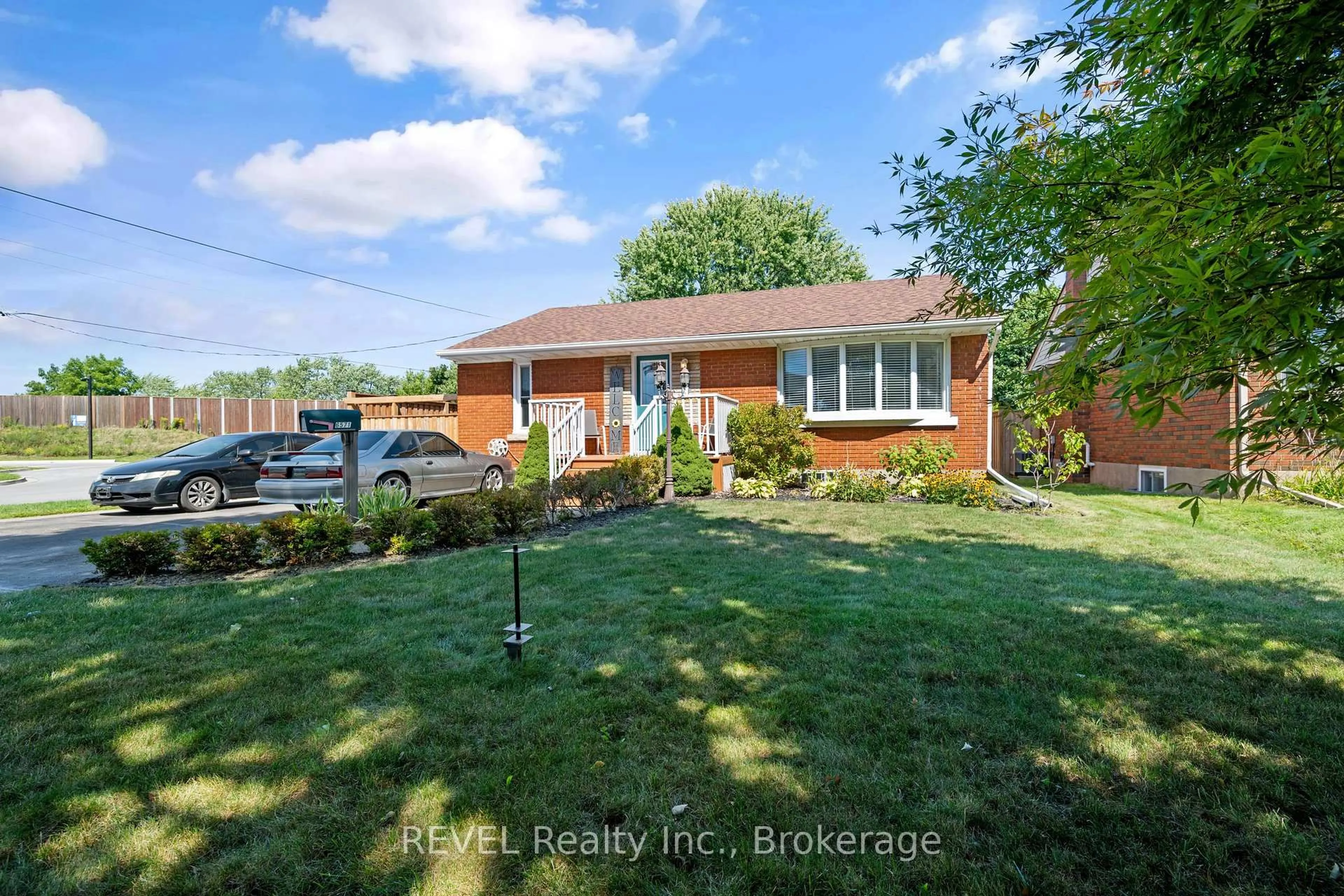 A pic from outside/outdoor area/front of a property/back of a property/a pic from drone, street for 6571 Burdette Dr, Niagara Falls Ontario L2E 5H4