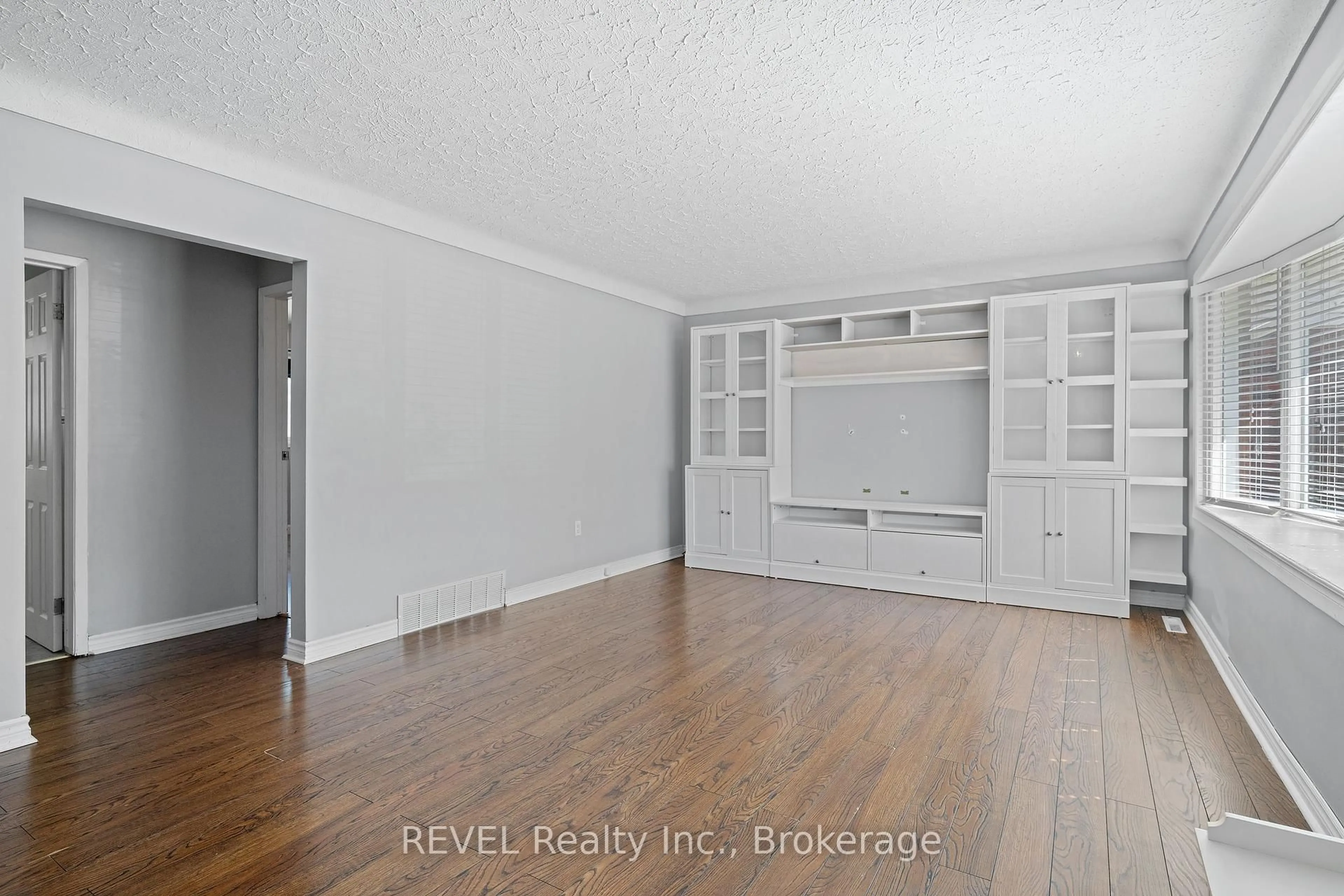 A pic of a room for 6571 Burdette Dr, Niagara Falls Ontario L2E 5H4