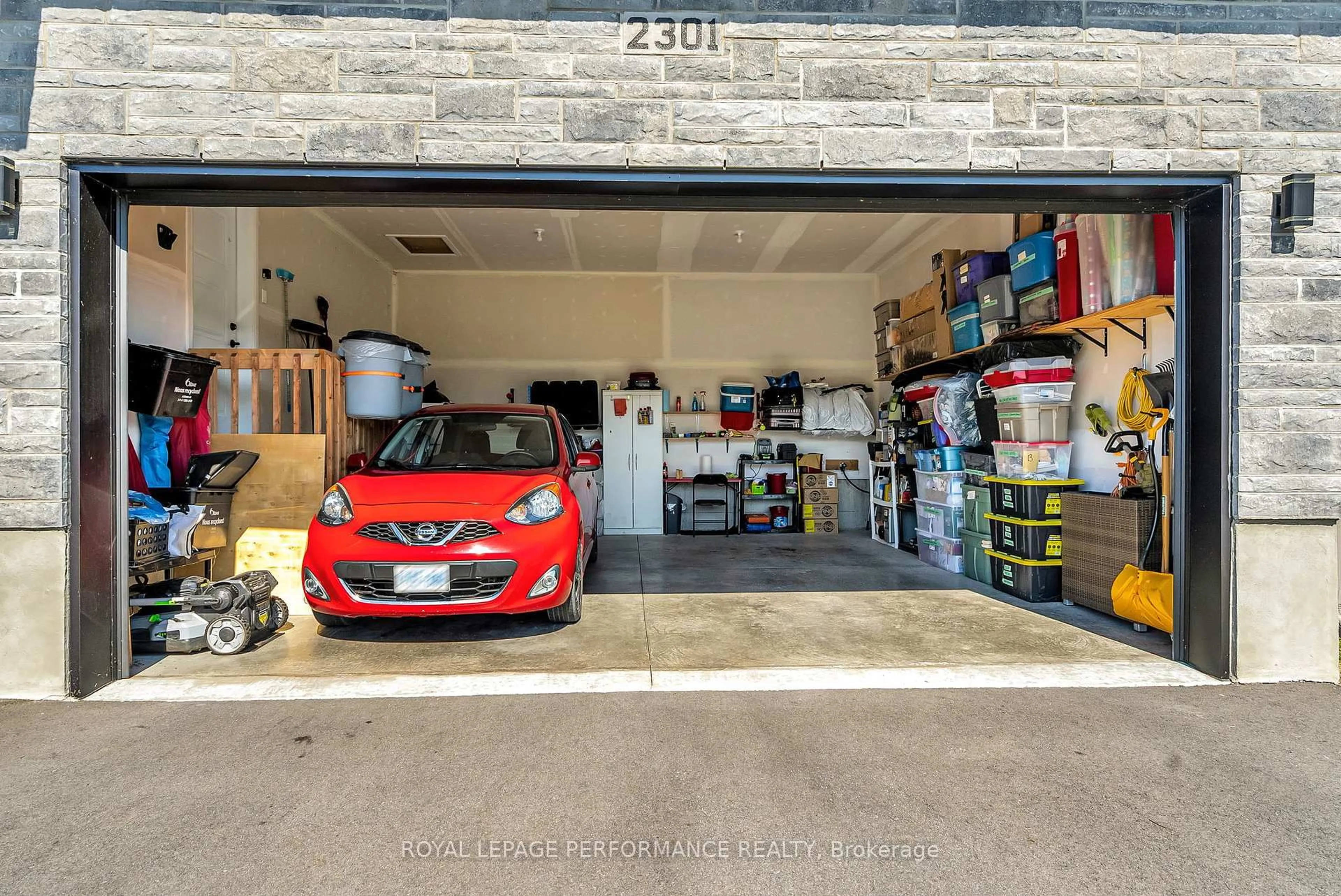 Indoor garage for 2301 Crewson Crt, Cornwall Ontario K6H 0H9