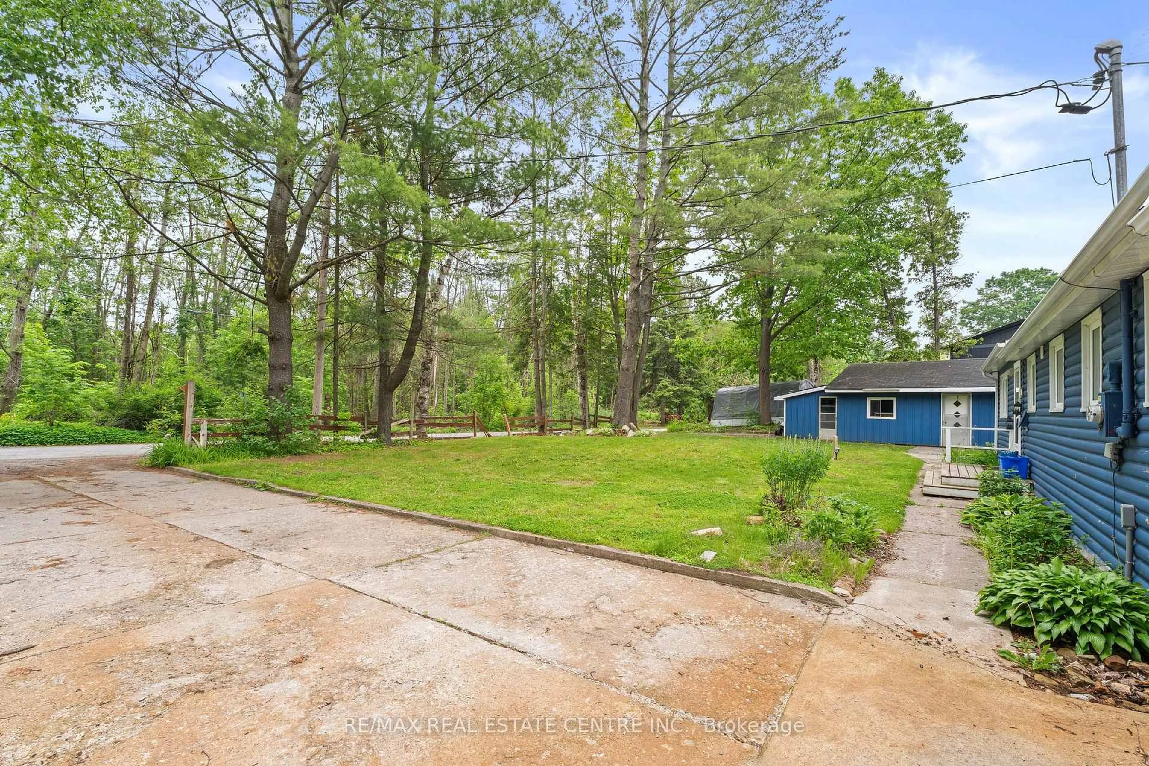 A pic from outside/outdoor area/front of a property/back of a property/a pic from drone, unknown for 3012 Greenwood Lane, Selwyn Ontario K0L 2H0