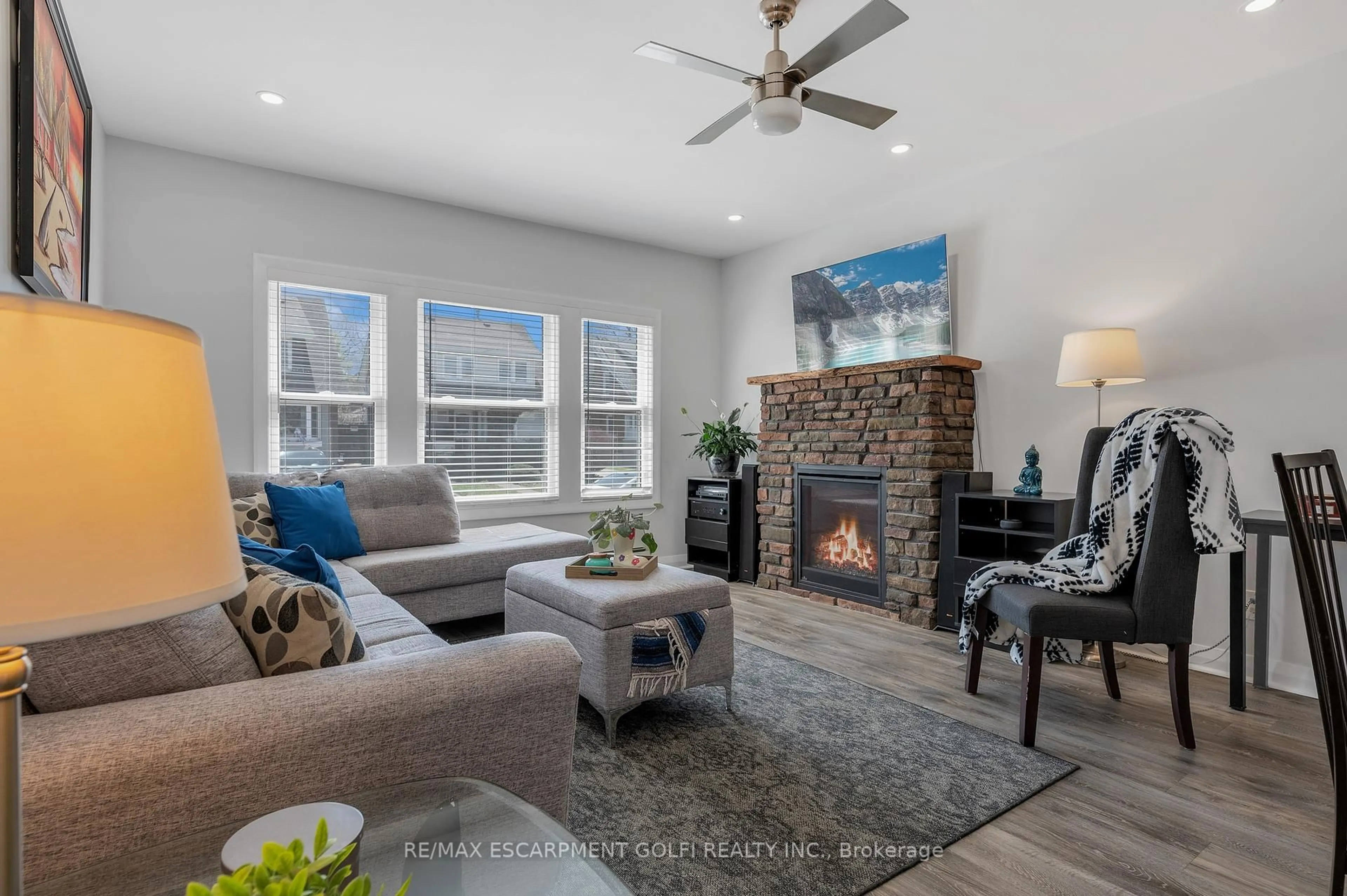 Living room with furniture, unknown for 5039 Armoury St, Niagara Falls Ontario L2E 1T3