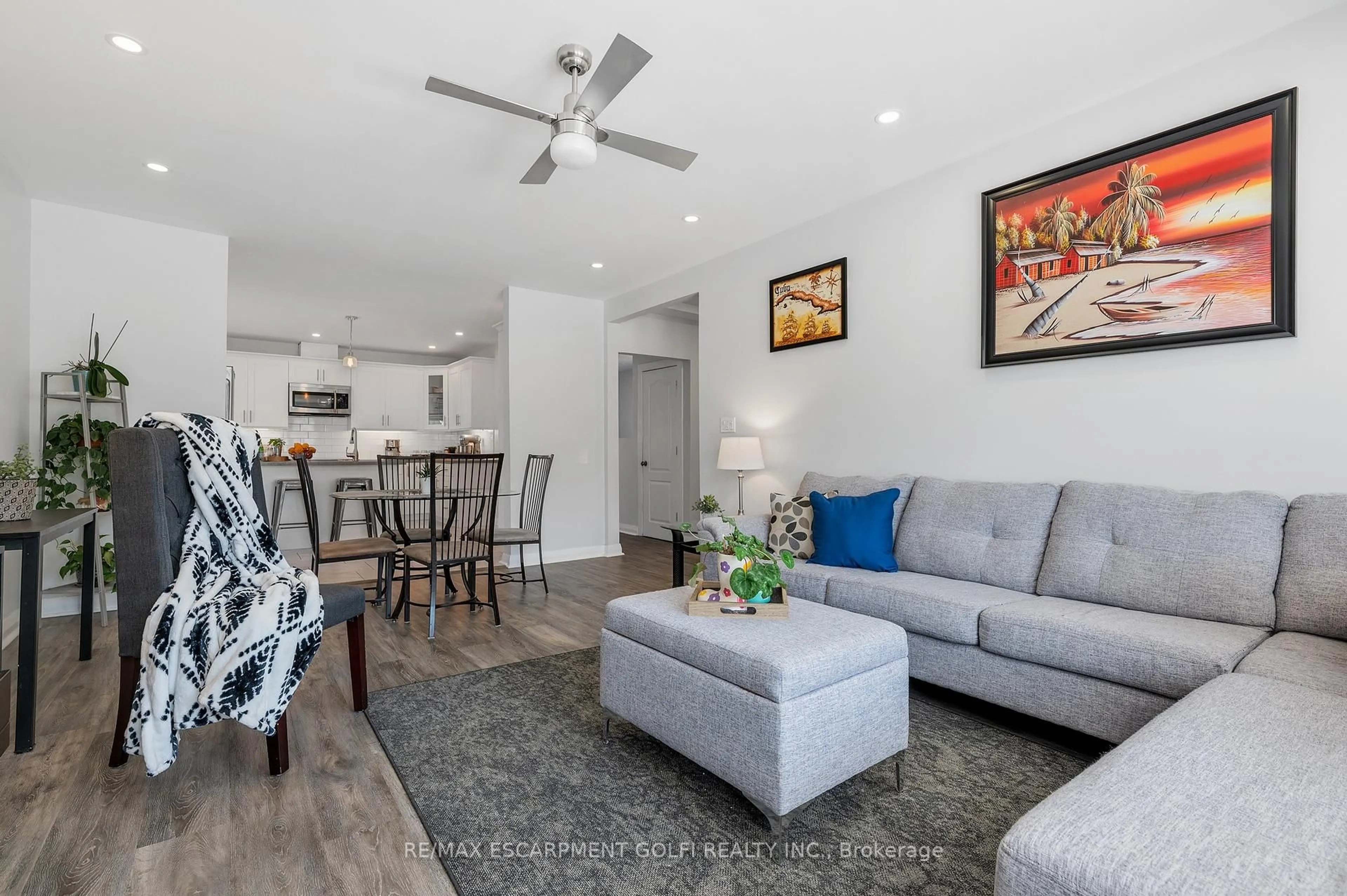 Living room with furniture, unknown for 5039 Armoury St, Niagara Falls Ontario L2E 1T3
