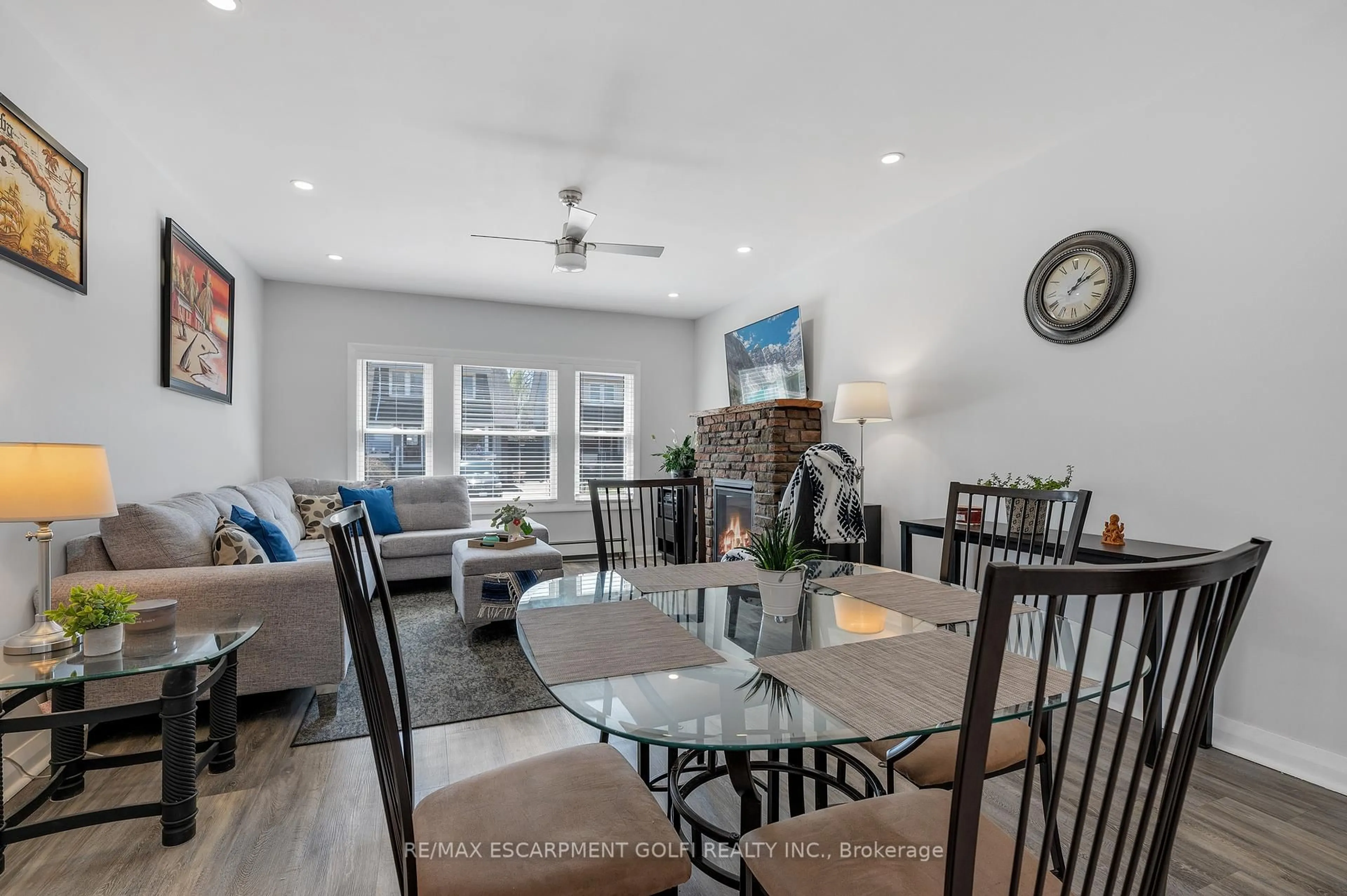 Living room with furniture, unknown for 5039 Armoury St, Niagara Falls Ontario L2E 1T3