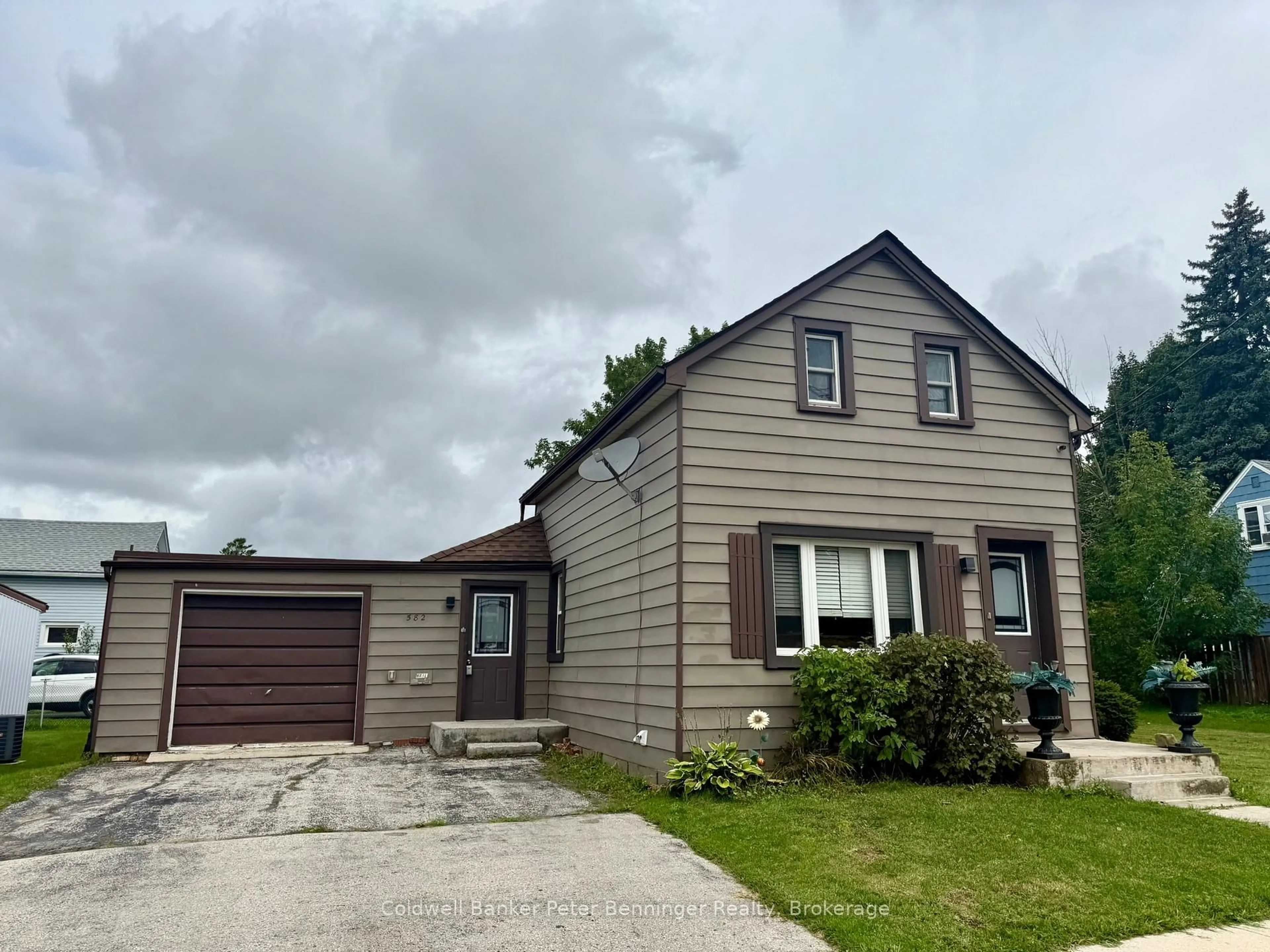 Unknown for 582 9th St, Hanover Ontario N4N 1M6
