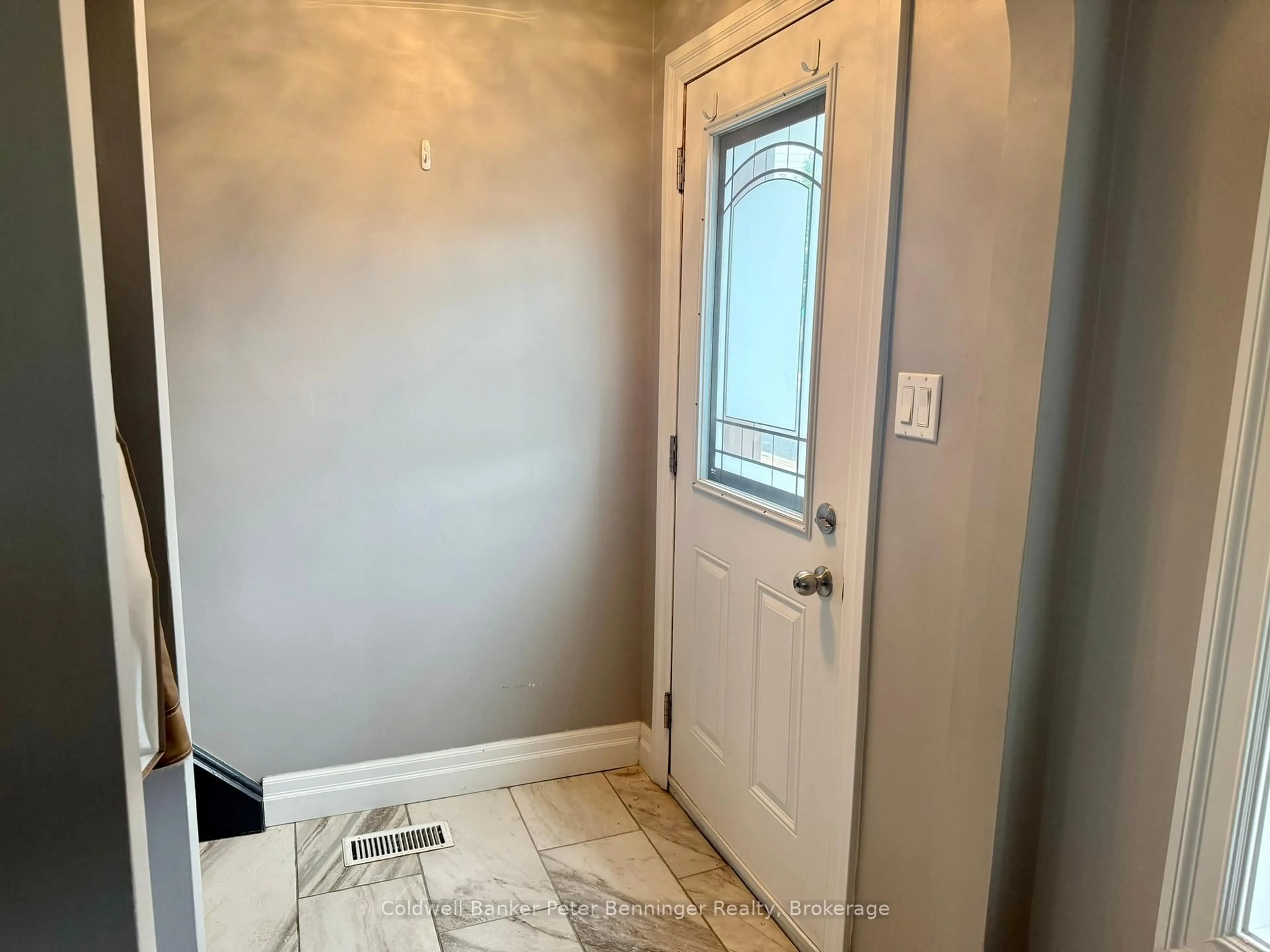Indoor entryway for 582 9th St, Hanover Ontario N4N 1M6