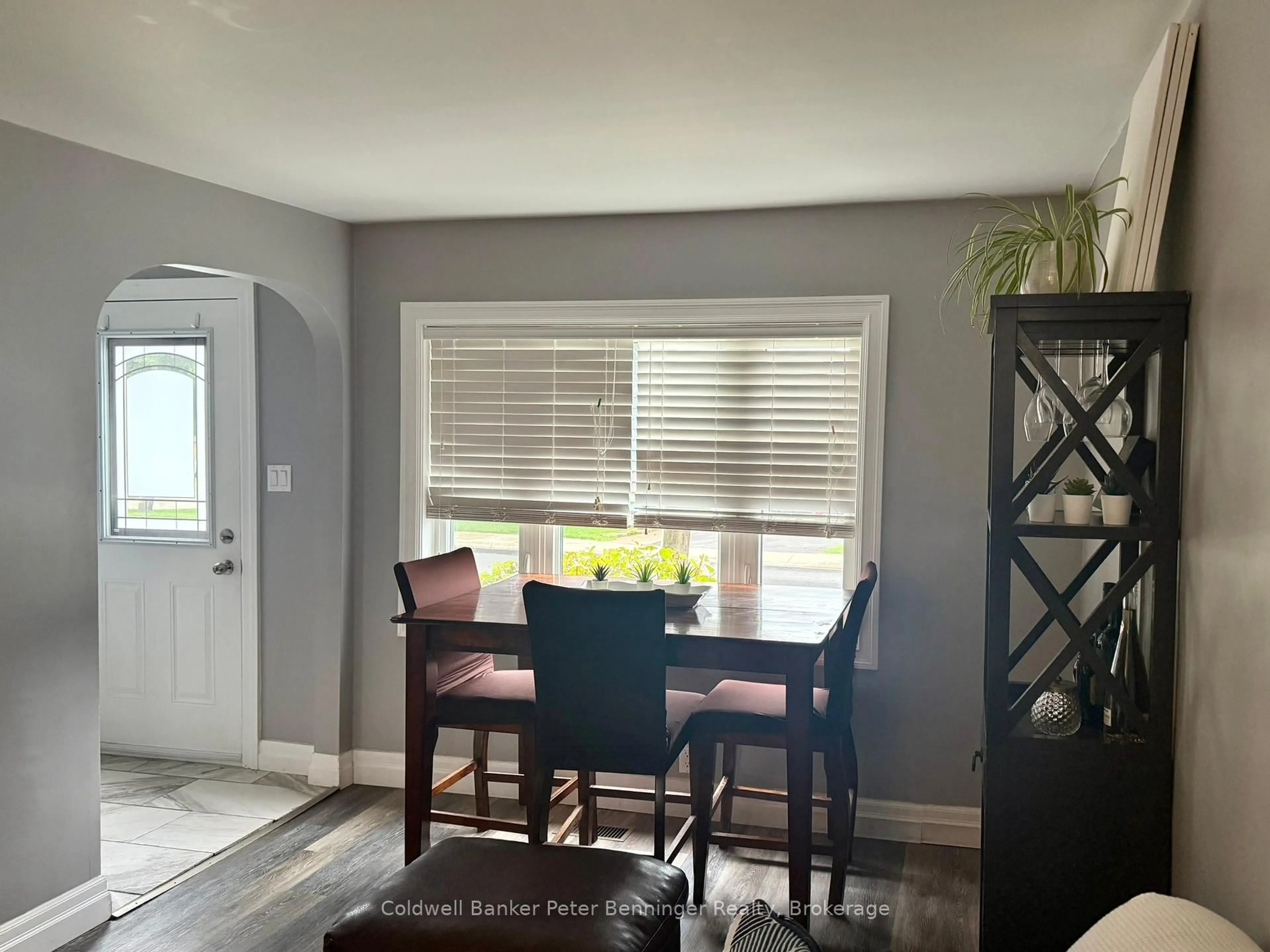 Dining room, wood/laminate floor for 582 9th St, Hanover Ontario N4N 1M6