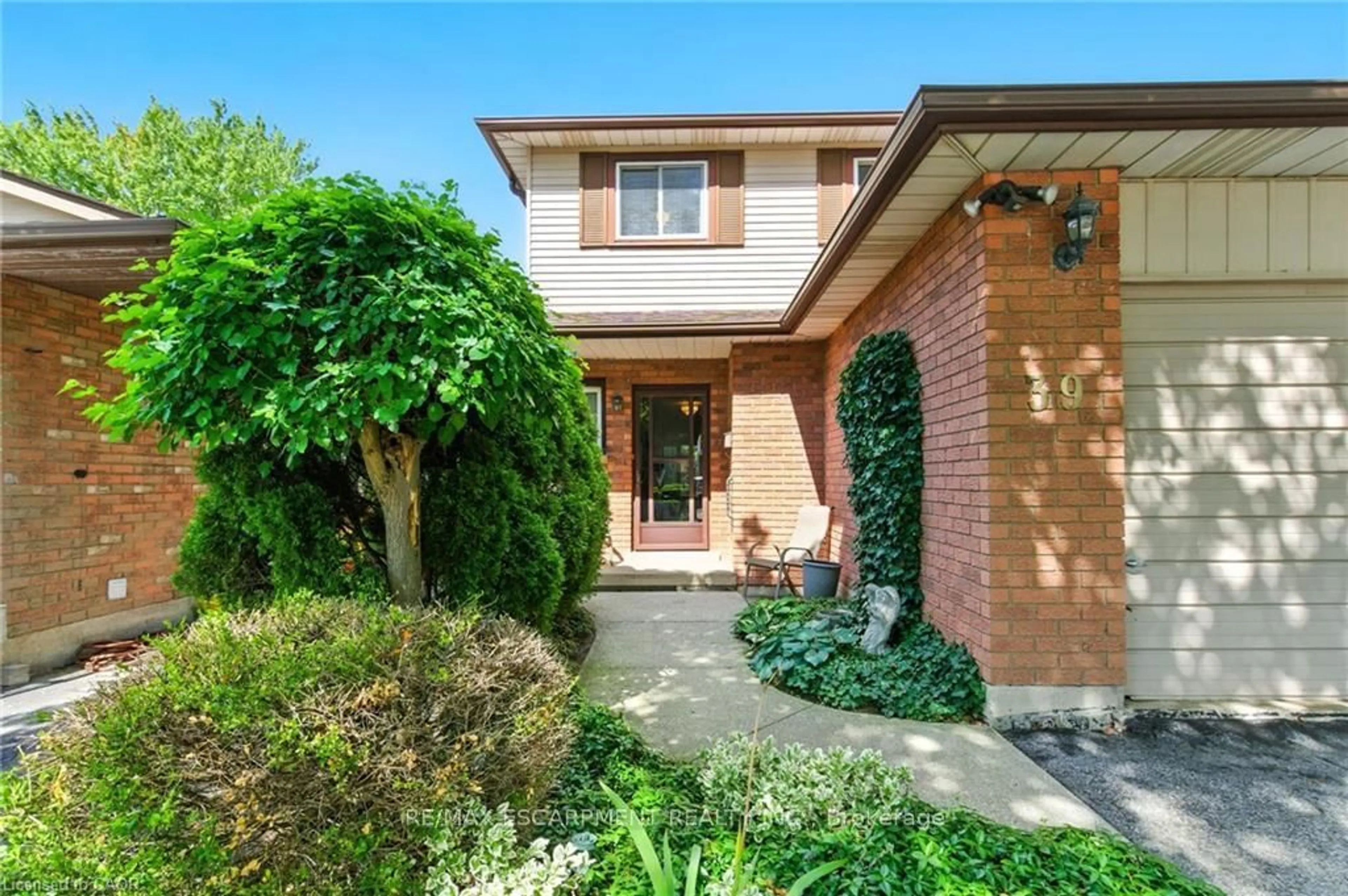 Home with brick exterior material, street for 39 Megna Crt, Hamilton Ontario L9C 6Y6
