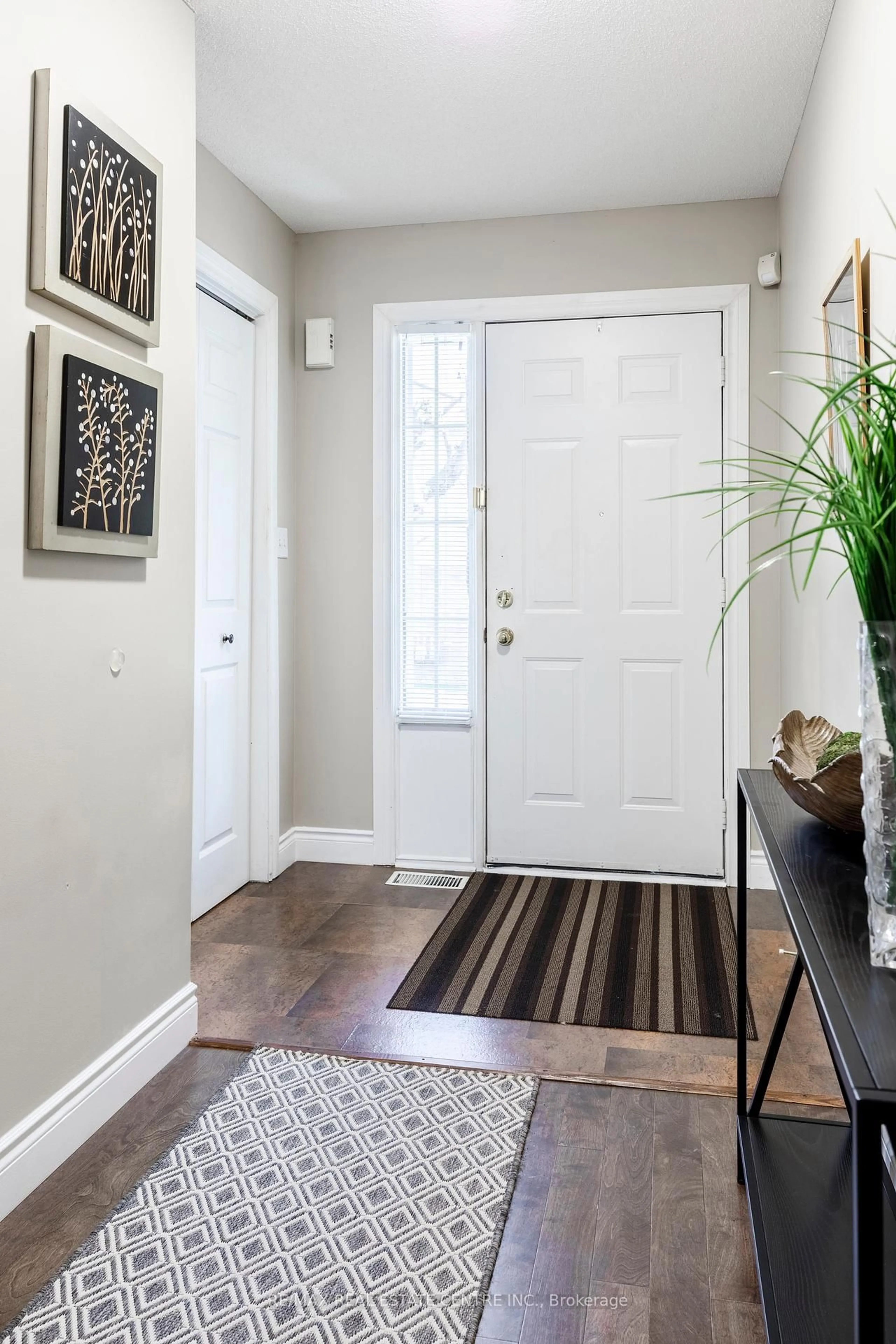 Indoor entryway for 10 Cadham Blvd #37, Hamilton Ontario L8W 3X6