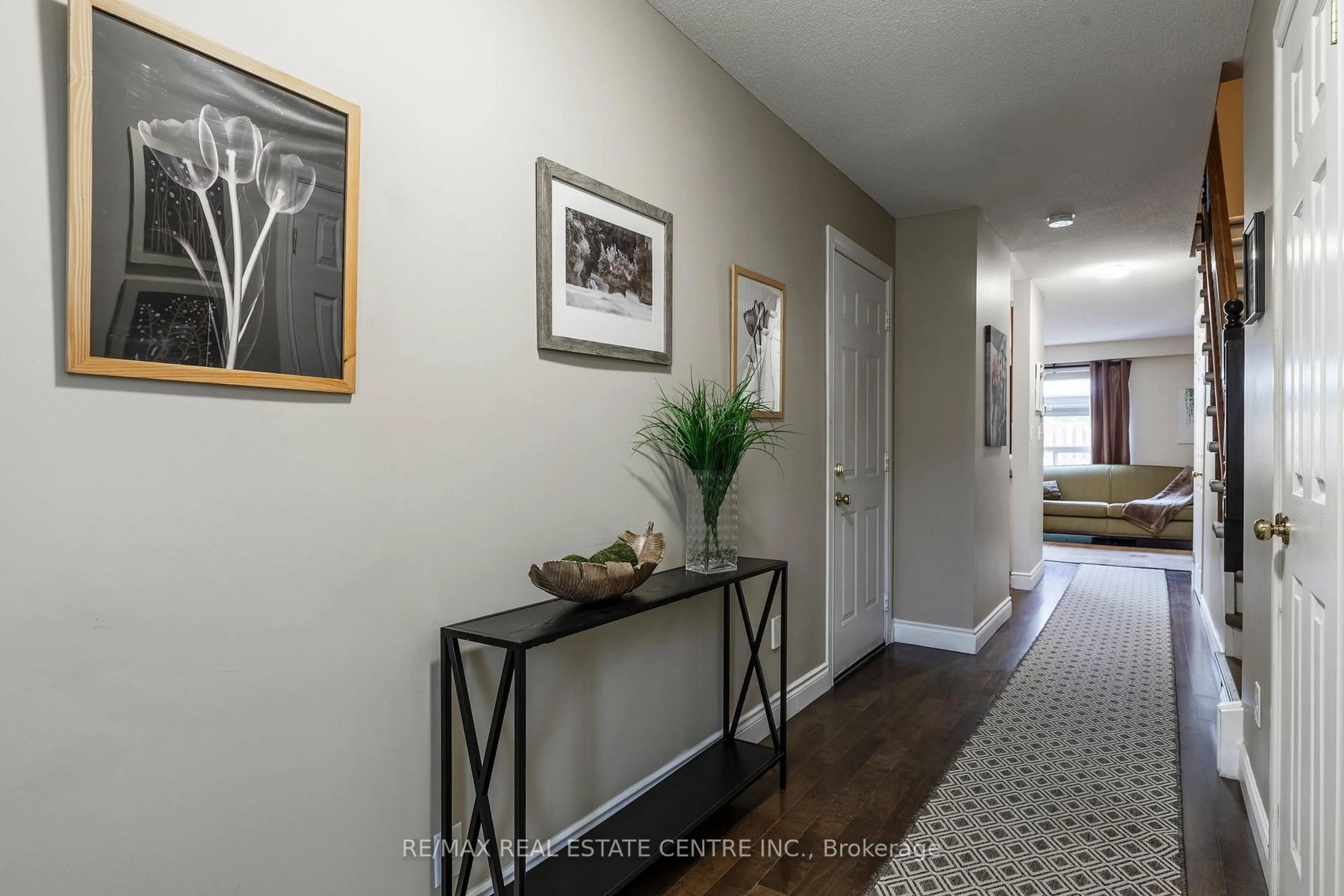 Indoor entryway for 10 Cadham Blvd #37, Hamilton Ontario L8W 3X6