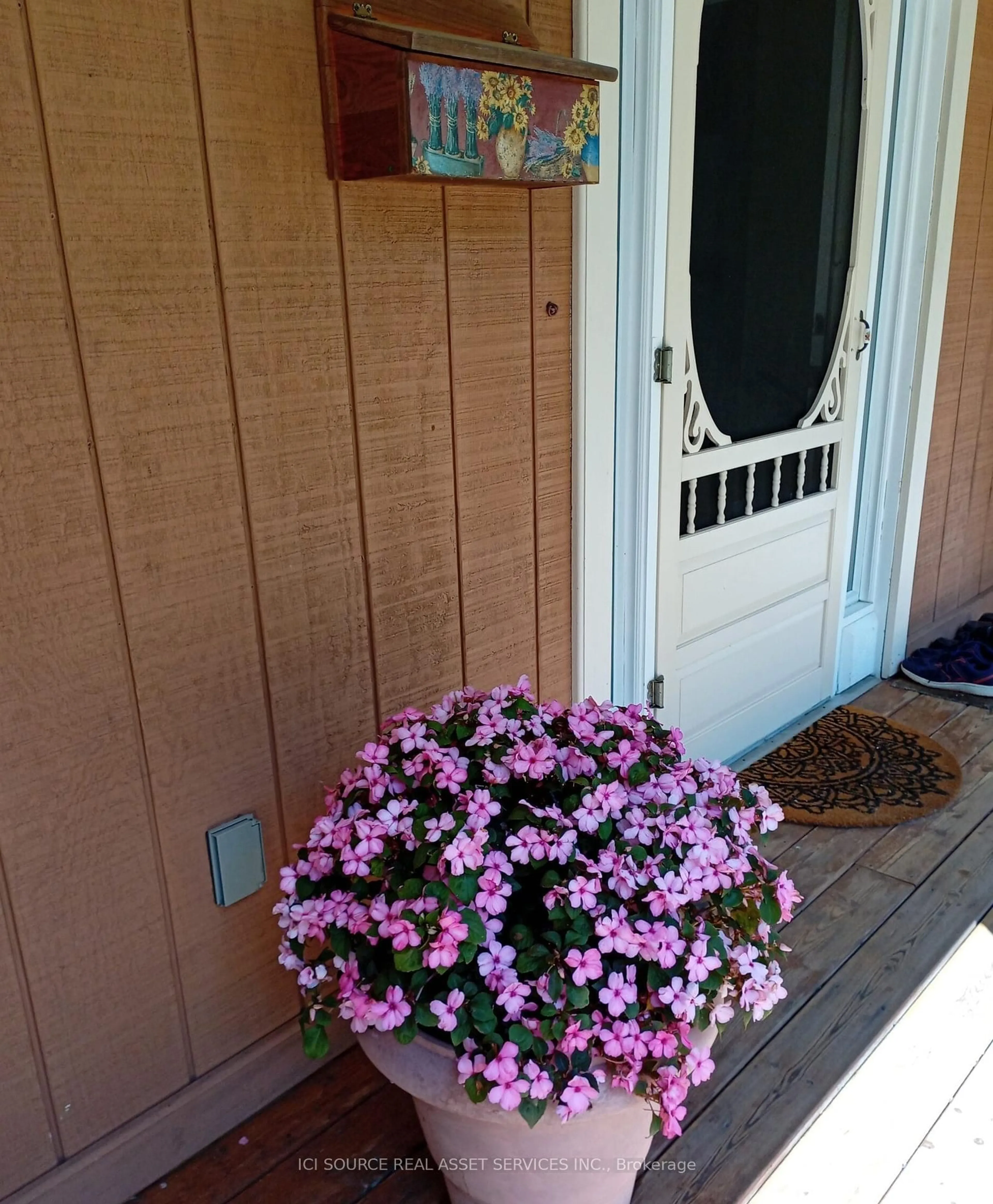 Indoor entryway for 2687 Hwy 11, Unorganized Townships Ontario P0H 1T0
