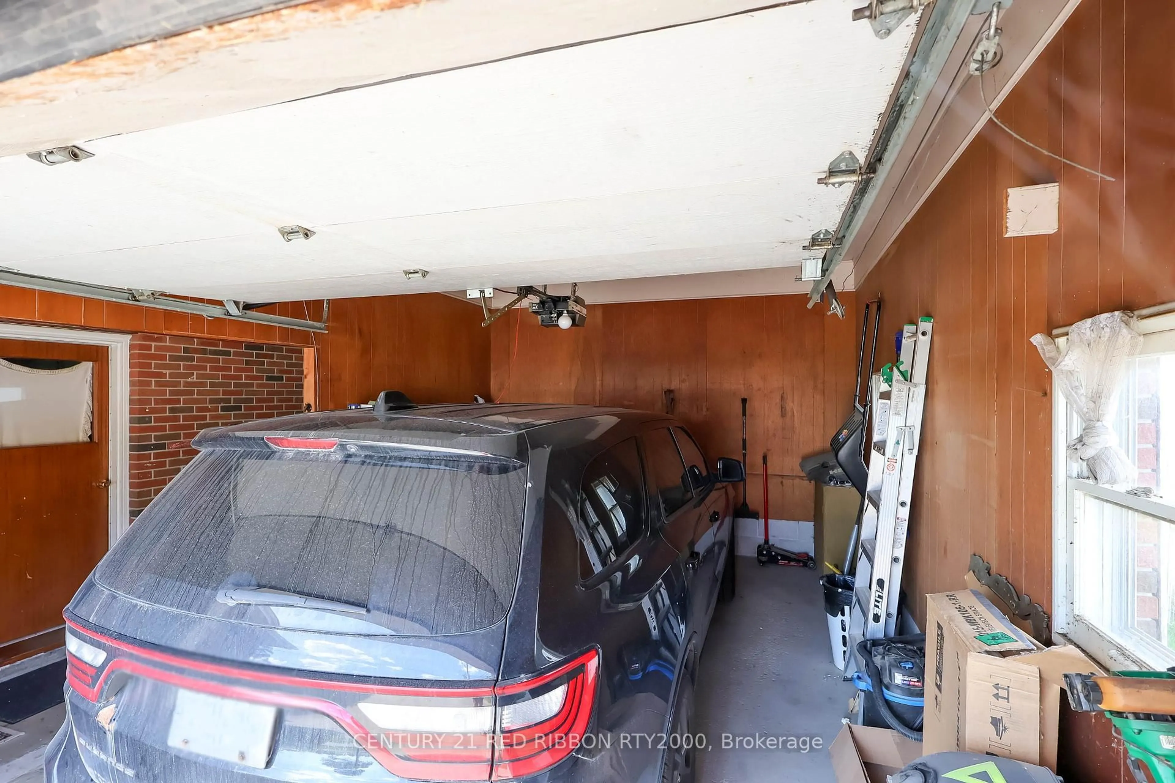 Indoor garage for 205 Metcalfe St, Strathroy-Caradoc Ontario N7G 1P7