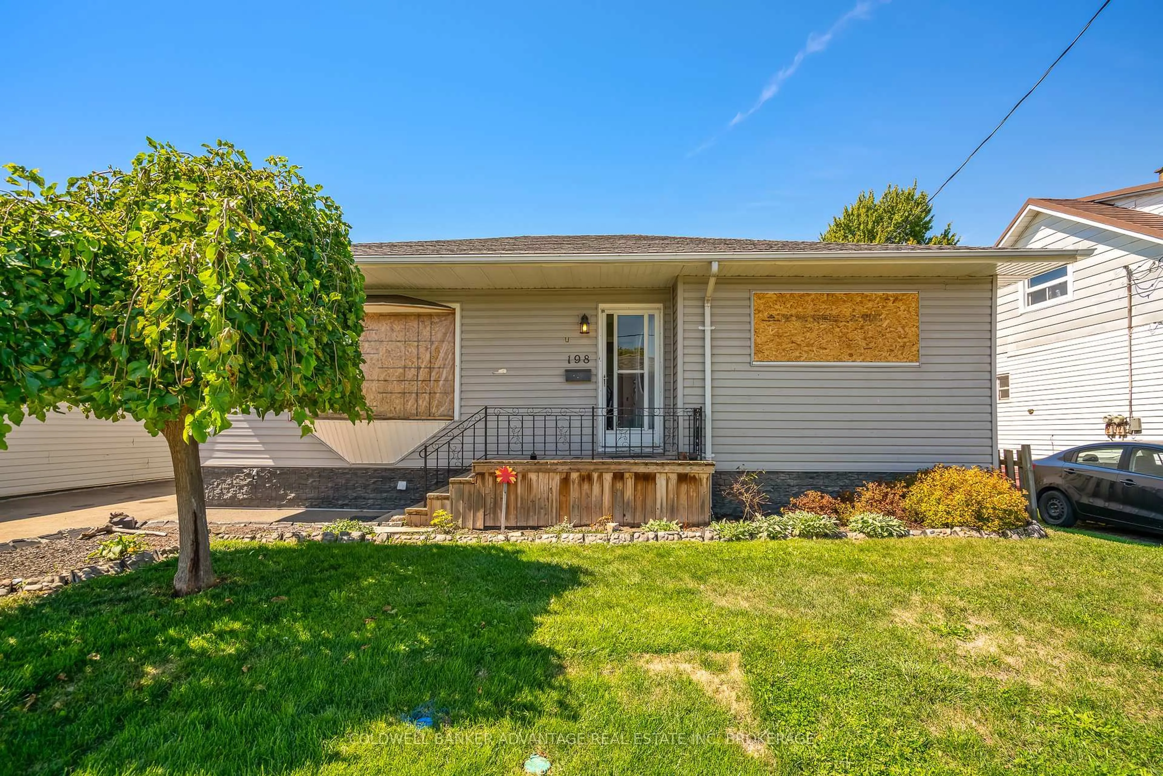 Home with vinyl exterior material, street for 198 Davis St, Port Colborne Ontario L3K 1Z2