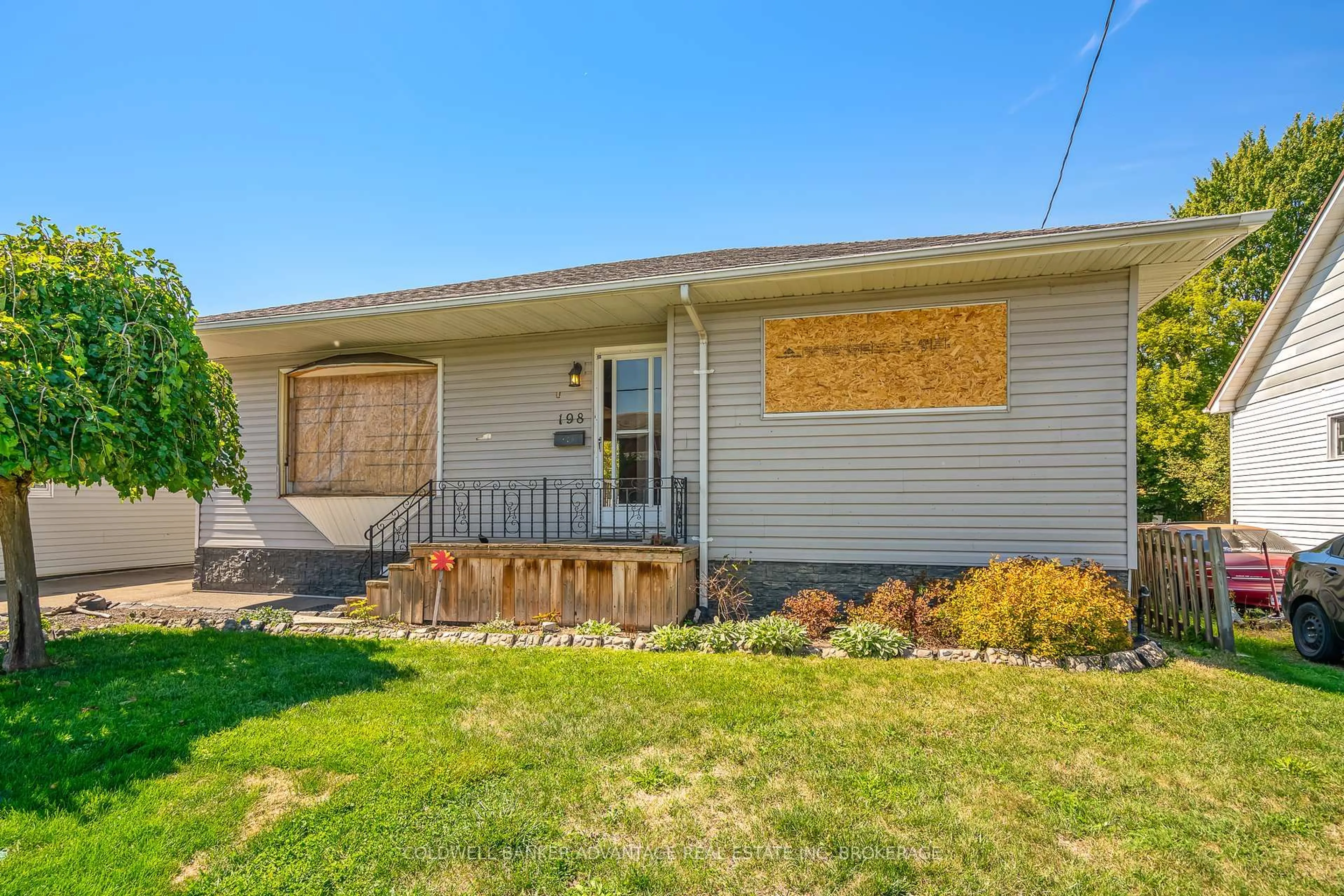 Home with vinyl exterior material, street for 198 Davis St, Port Colborne Ontario L3K 1Z2