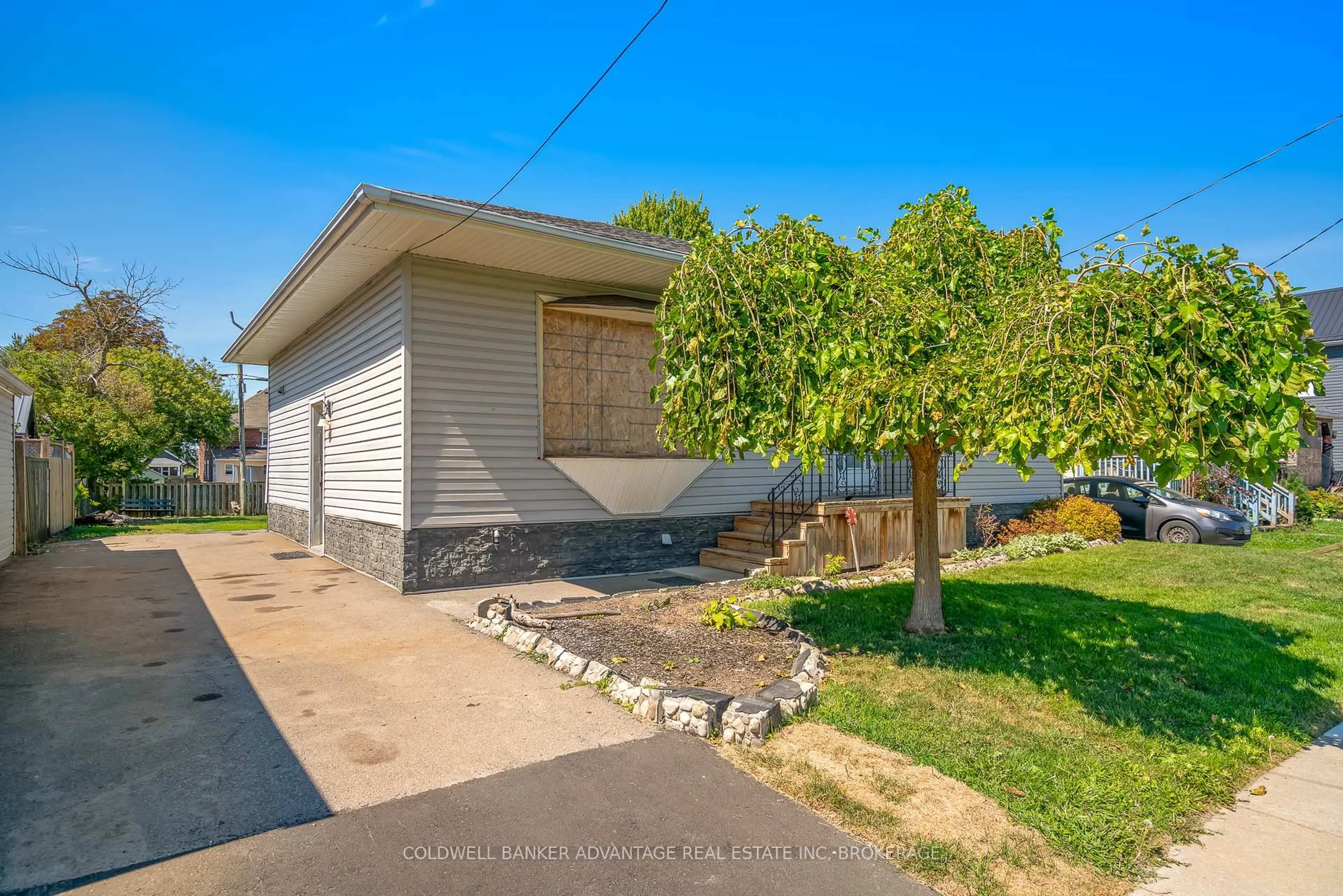 A pic from outside/outdoor area/front of a property/back of a property/a pic from drone, street for 198 Davis St, Port Colborne Ontario L3K 1Z2