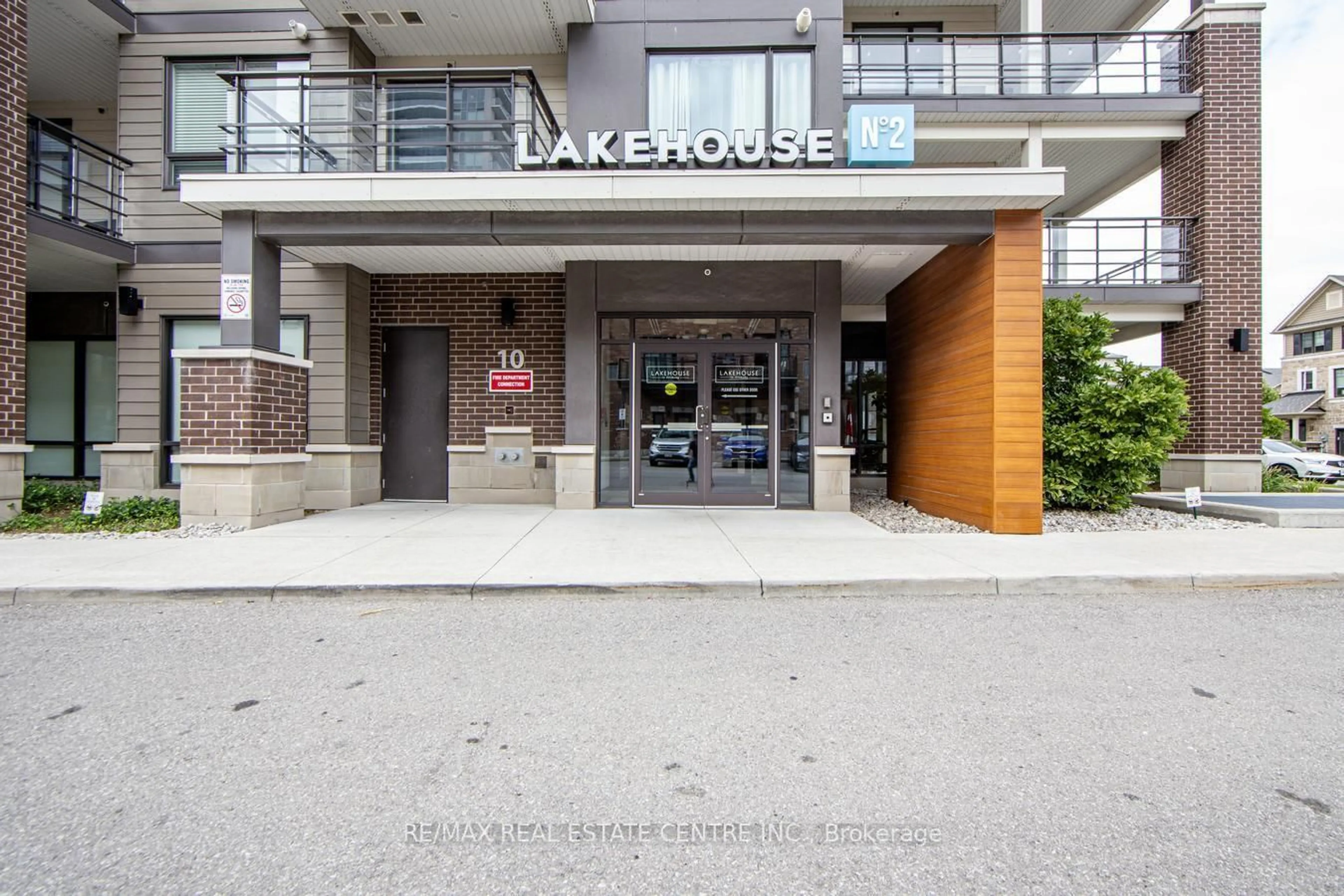 Indoor foyer for 10 Esplanade Lane #313, Grimsby Ontario L3M 0H1
