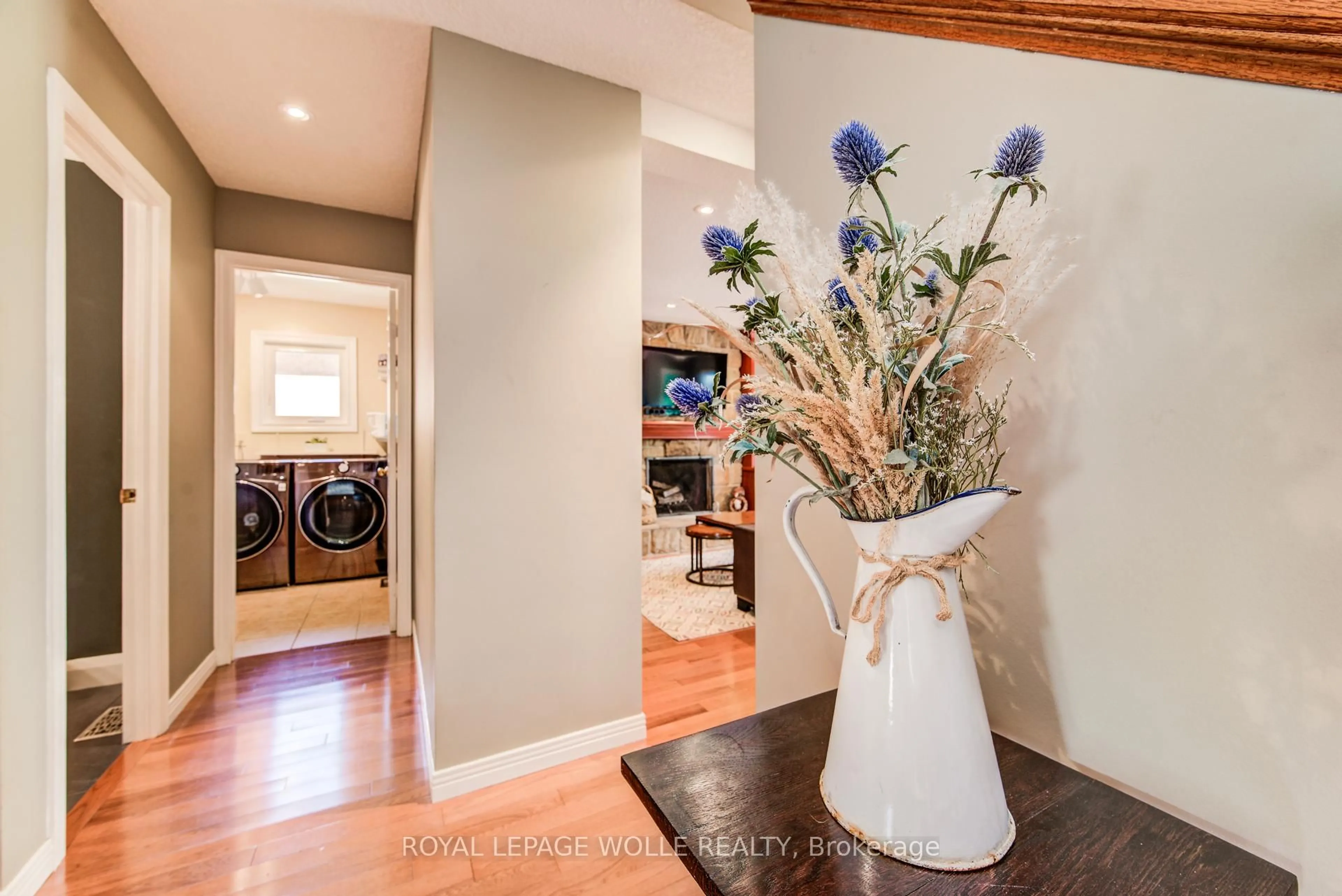 Indoor entryway for 33 Tinatawa Crt, Kitchener Ontario N2A 3G9