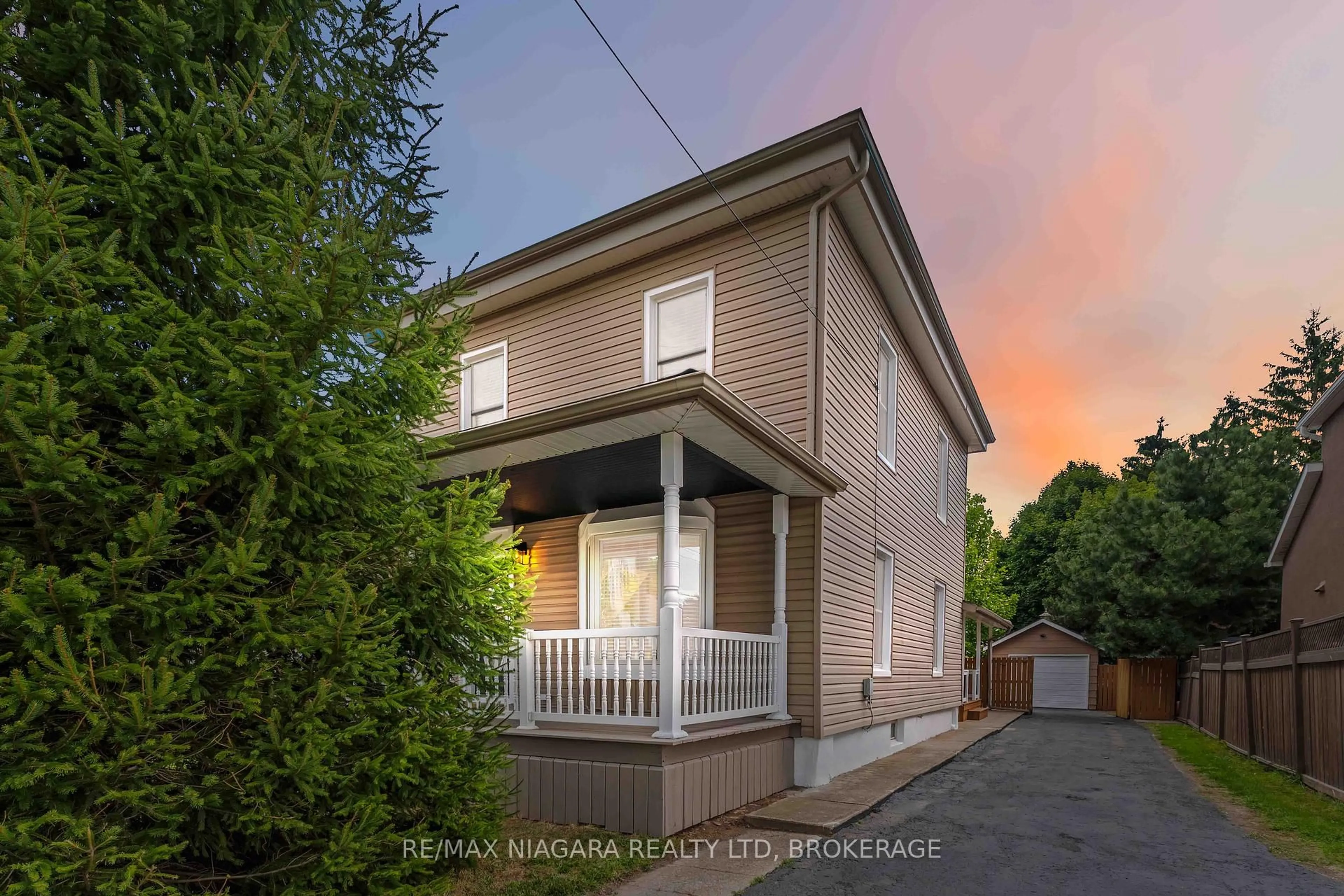 A pic from outside/outdoor area/front of a property/back of a property/a pic from drone, street for 4367 Ontario St, Lincoln Ontario L0R 1B0