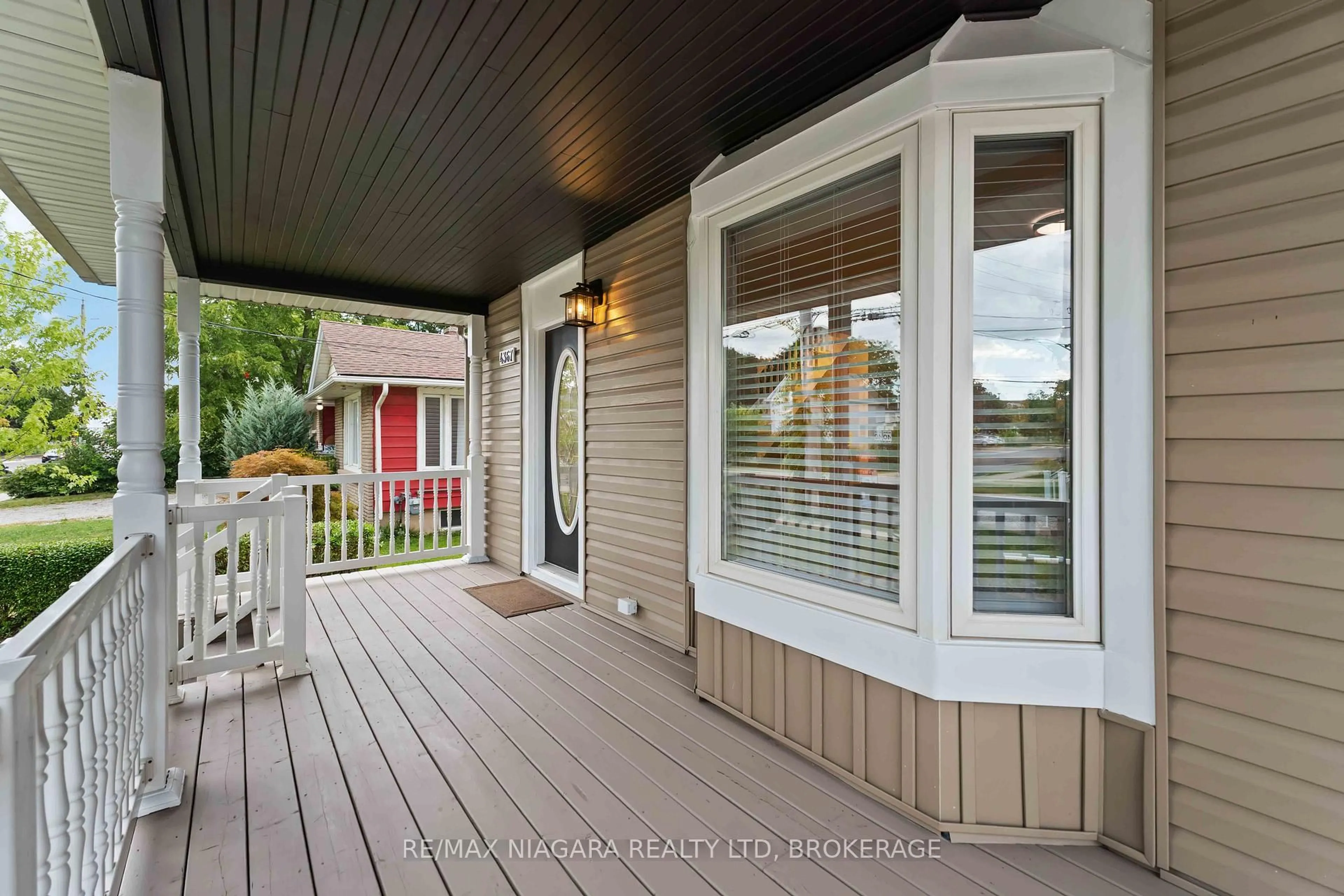 Home with vinyl exterior material, street for 4367 Ontario St, Lincoln Ontario L0R 1B0