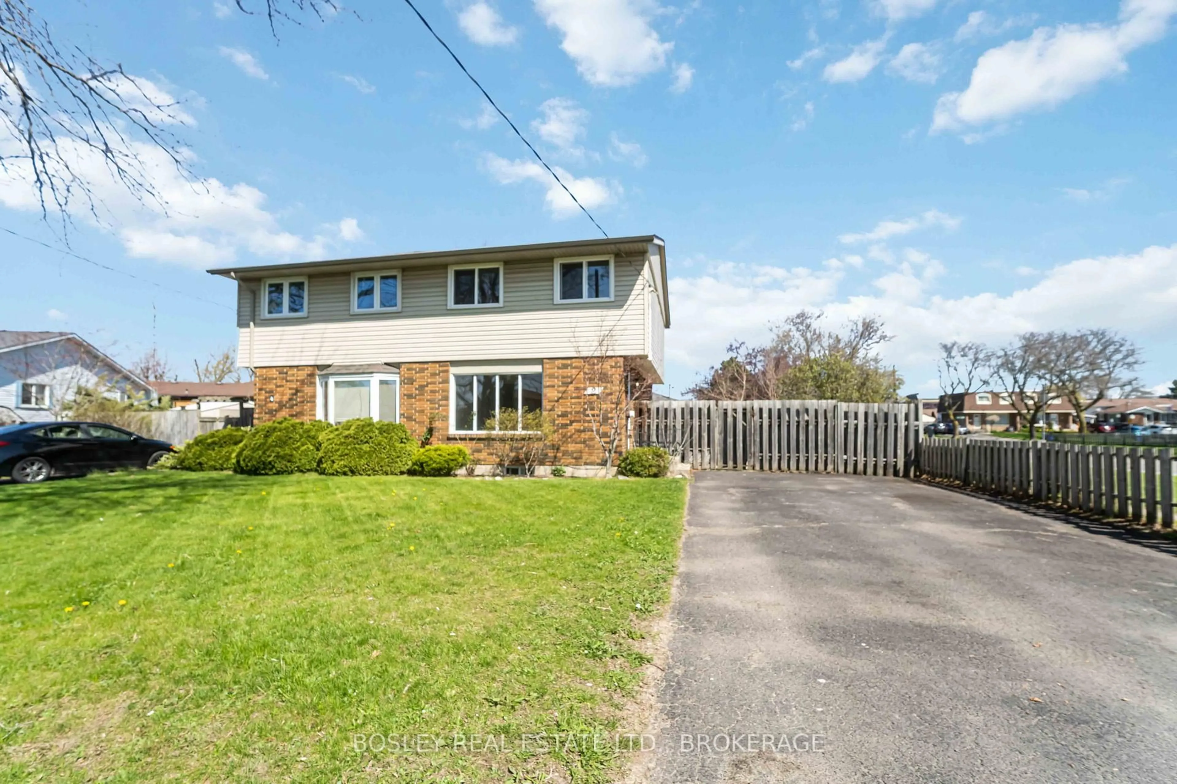 A pic from outside/outdoor area/front of a property/back of a property/a pic from drone, street for 2 CRESCENTWOOD Dr, St. Catharines Ontario L2N 4K8