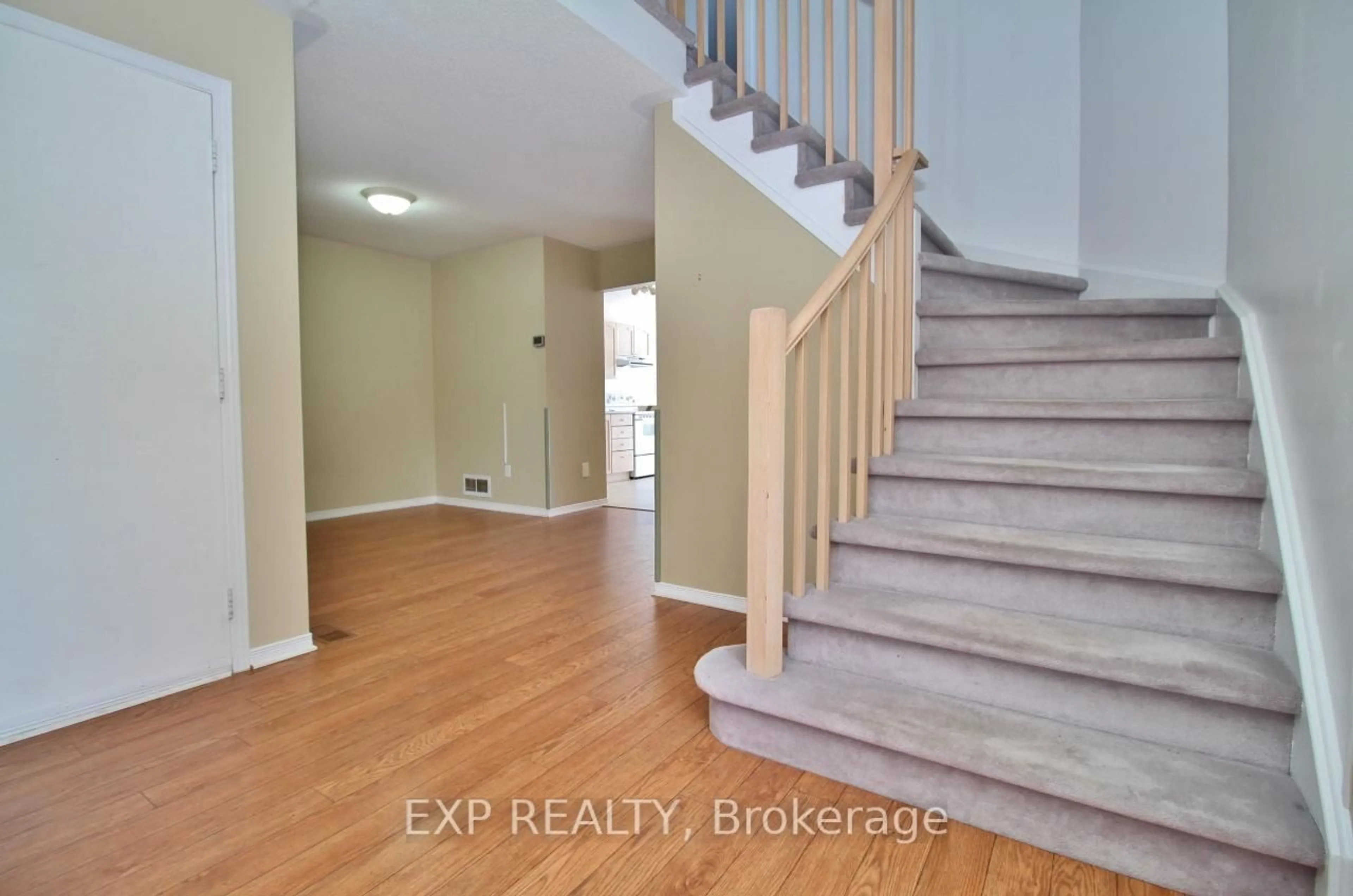Indoor entryway for 2127 LAUZON St, Orleans Ontario K4A 3K7