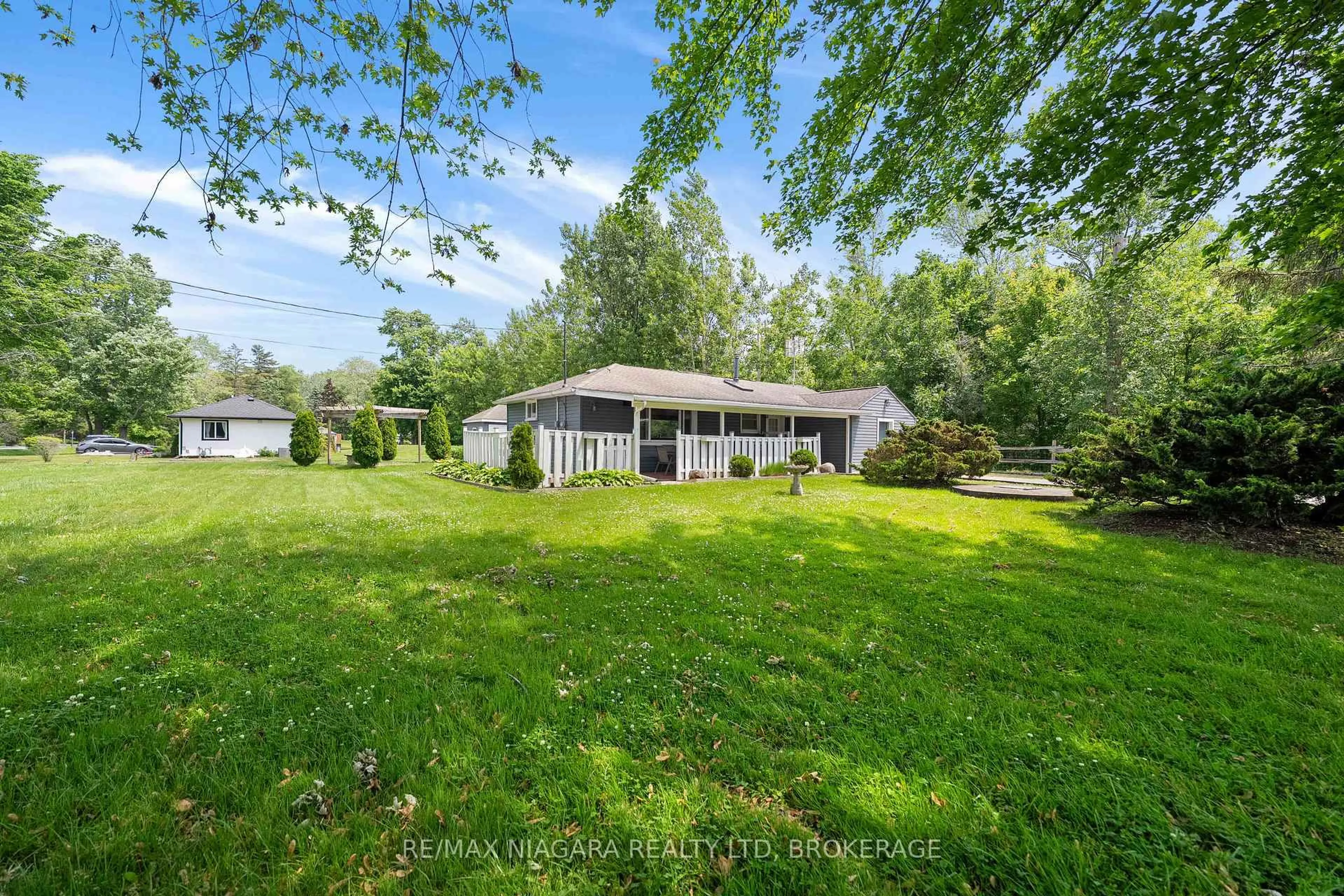 A pic from outside/outdoor area/front of a property/back of a property/a pic from drone, unknown for 527 Pinecrest Rd, Port Colborne Ontario L3K 5V3