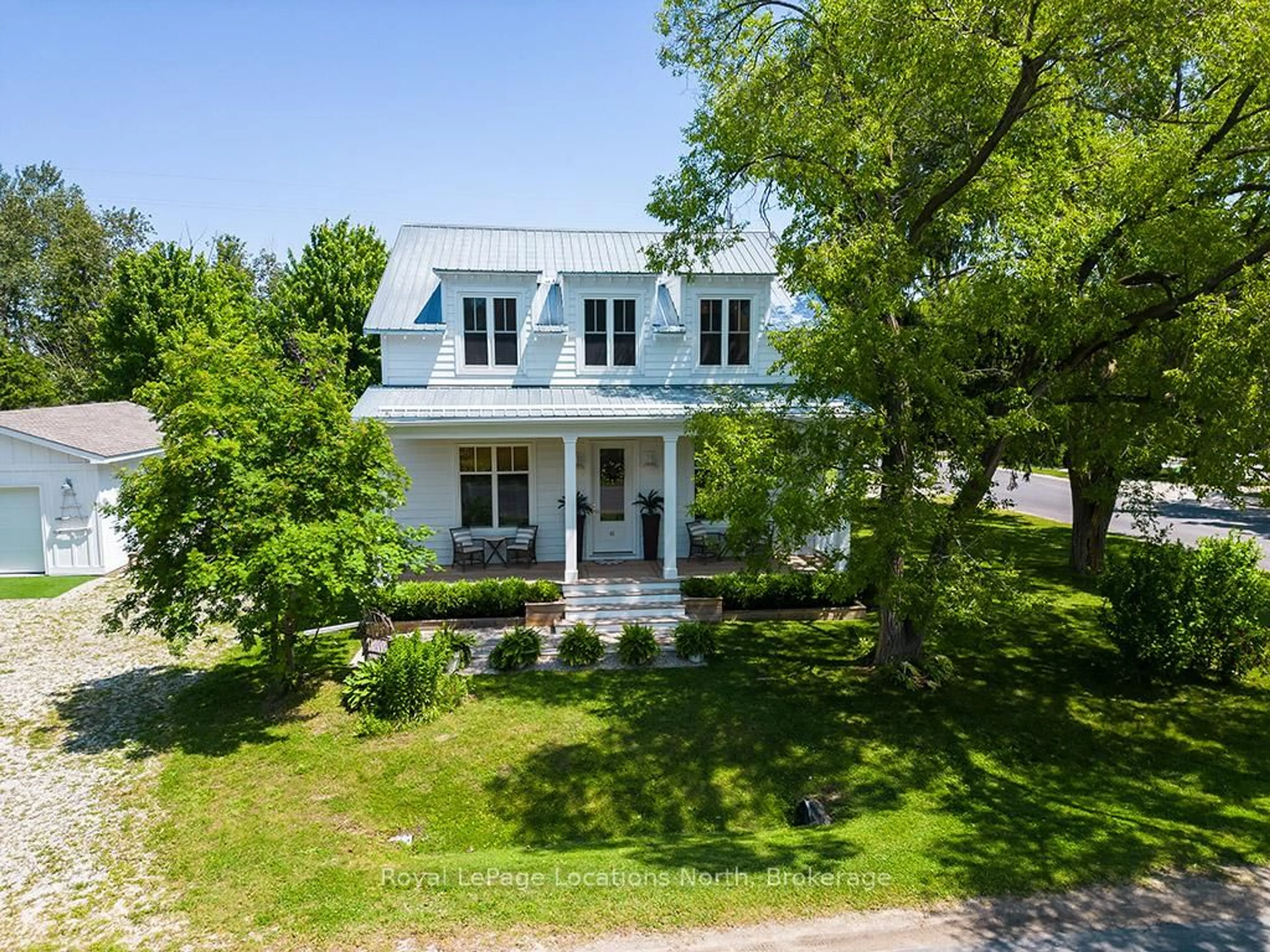 A pic from outside/outdoor area/front of a property/back of a property/a pic from drone, street for 46 King St, Blue Mountains Ontario N0H 2P0