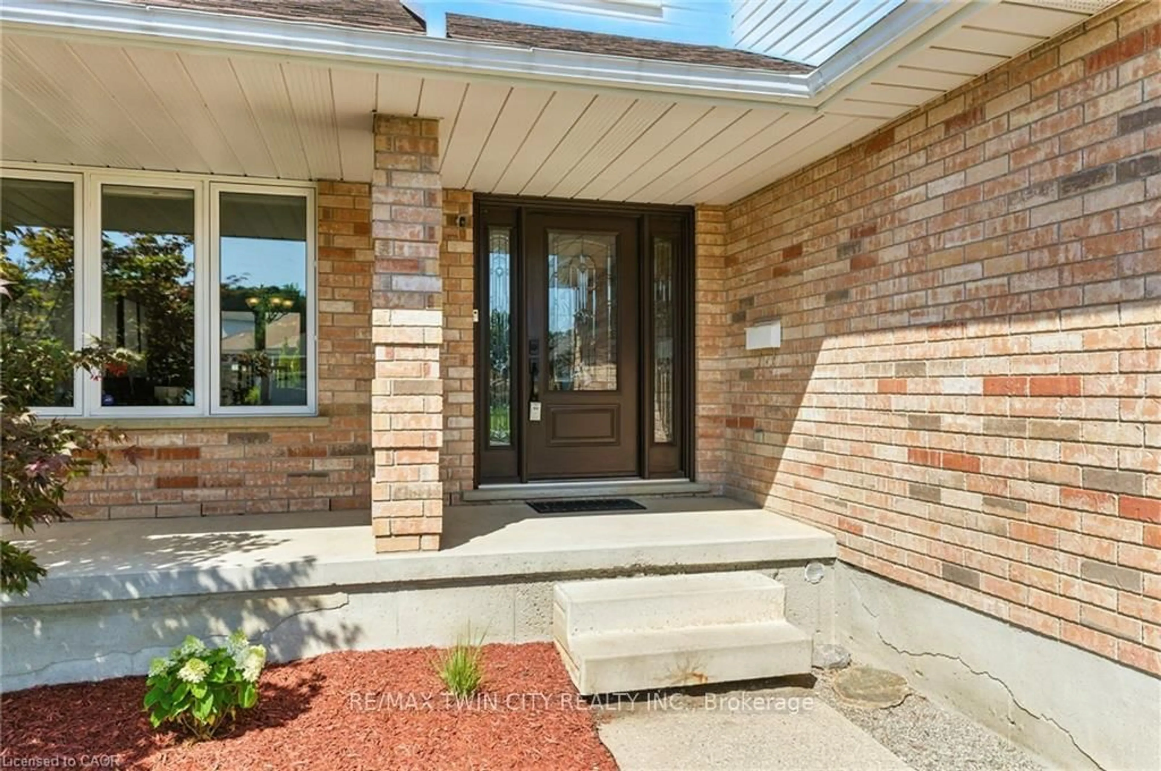 Indoor entryway for 62 Zeller Dr, Kitchener Ontario N2A 4A9