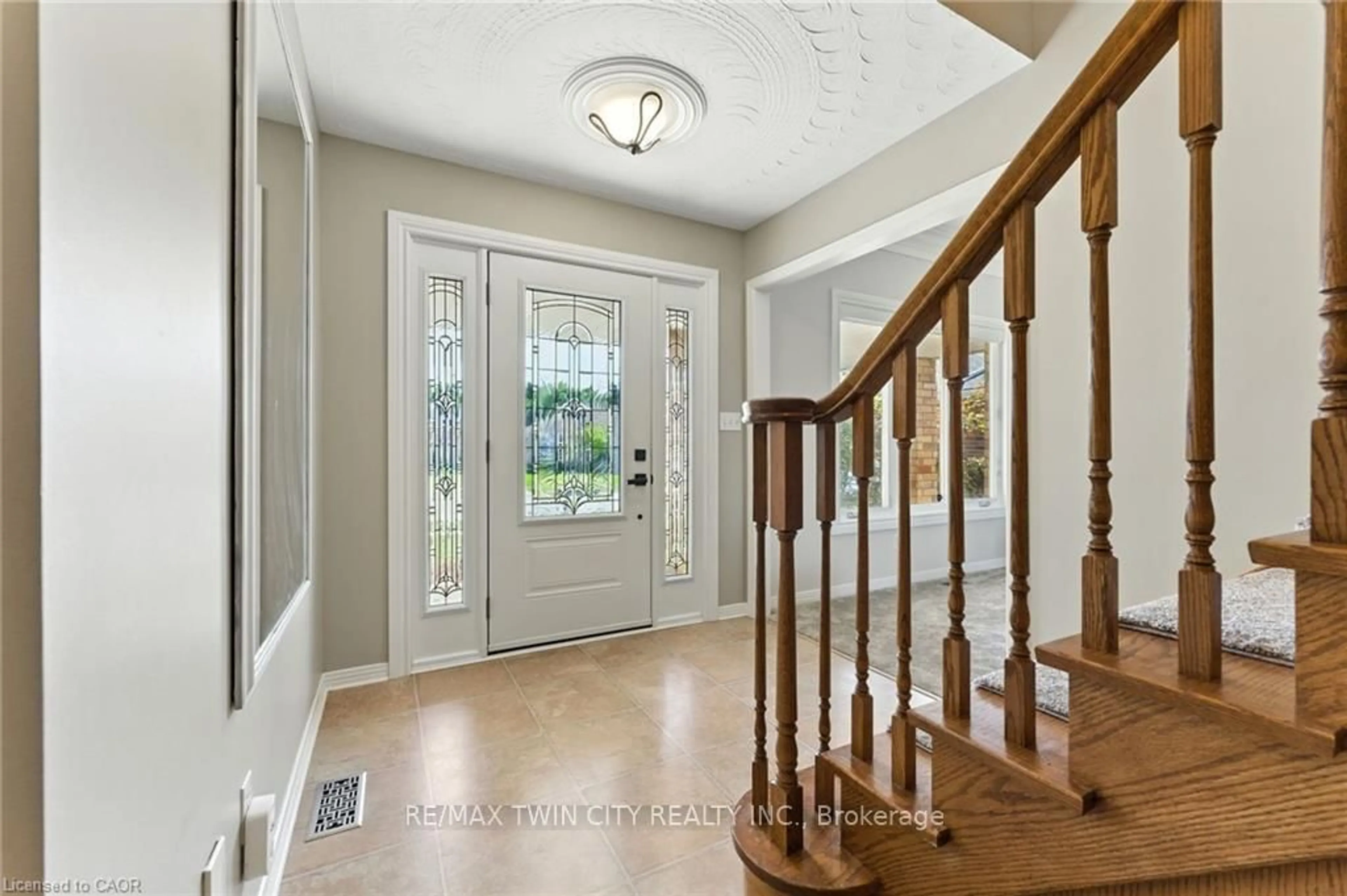Indoor entryway for 62 Zeller Dr, Kitchener Ontario N2A 4A9