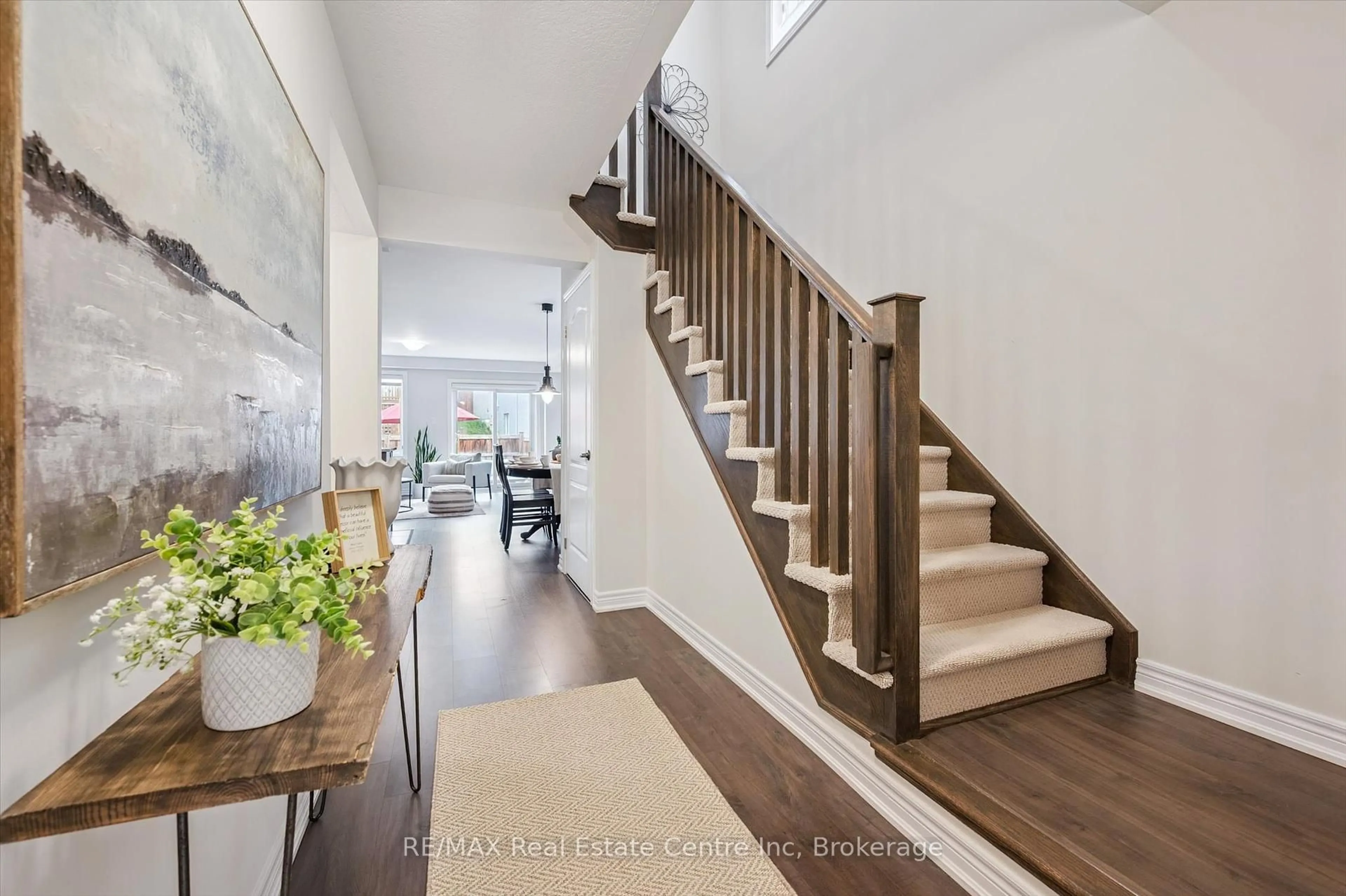 Indoor entryway for 32 Skinner Dr, Guelph Ontario N1E 0P7