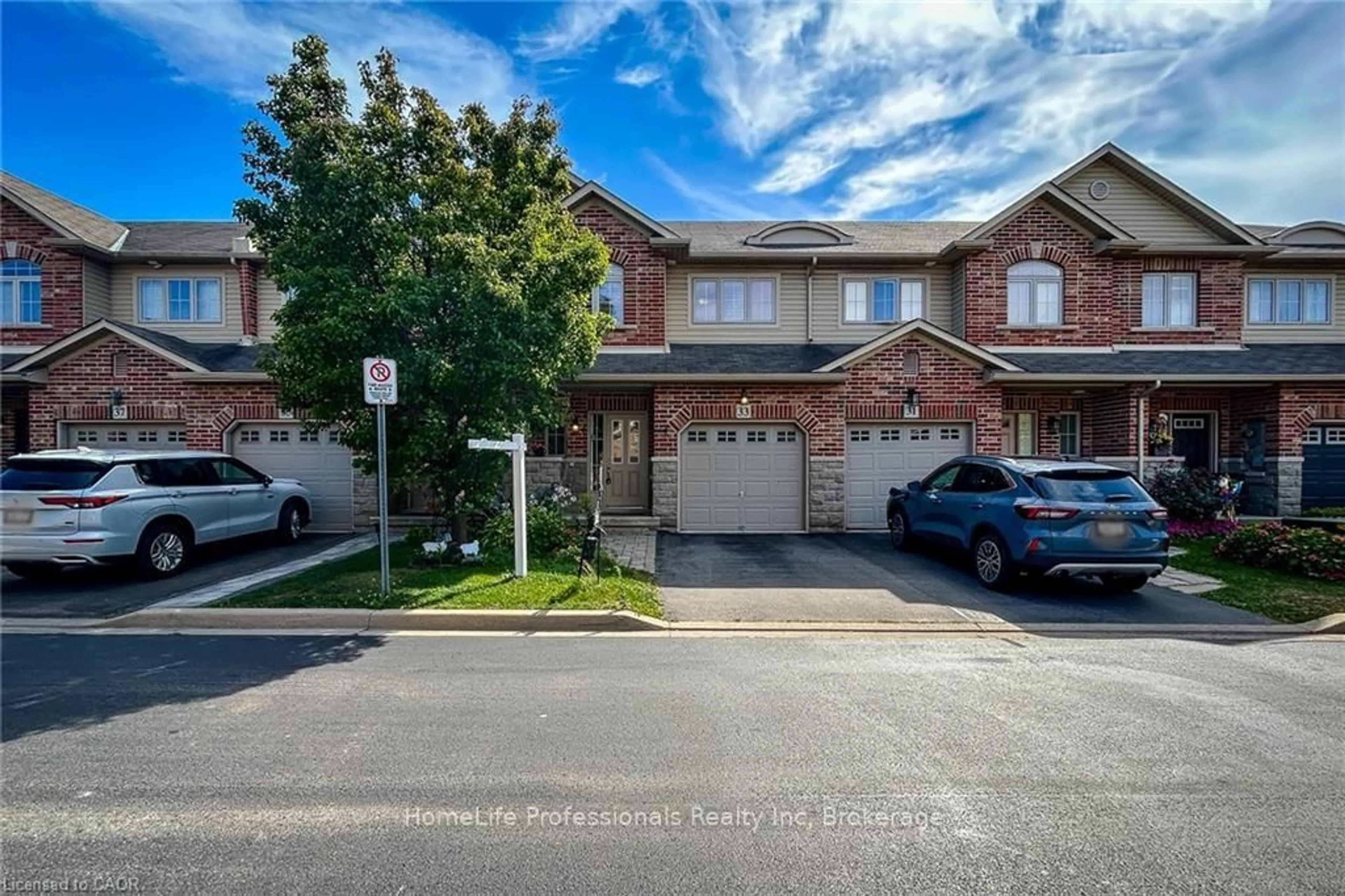A pic from outside/outdoor area/front of a property/back of a property/a pic from drone, street for 33 Marina Point Cres, Hamilton Ontario L8E 0E4