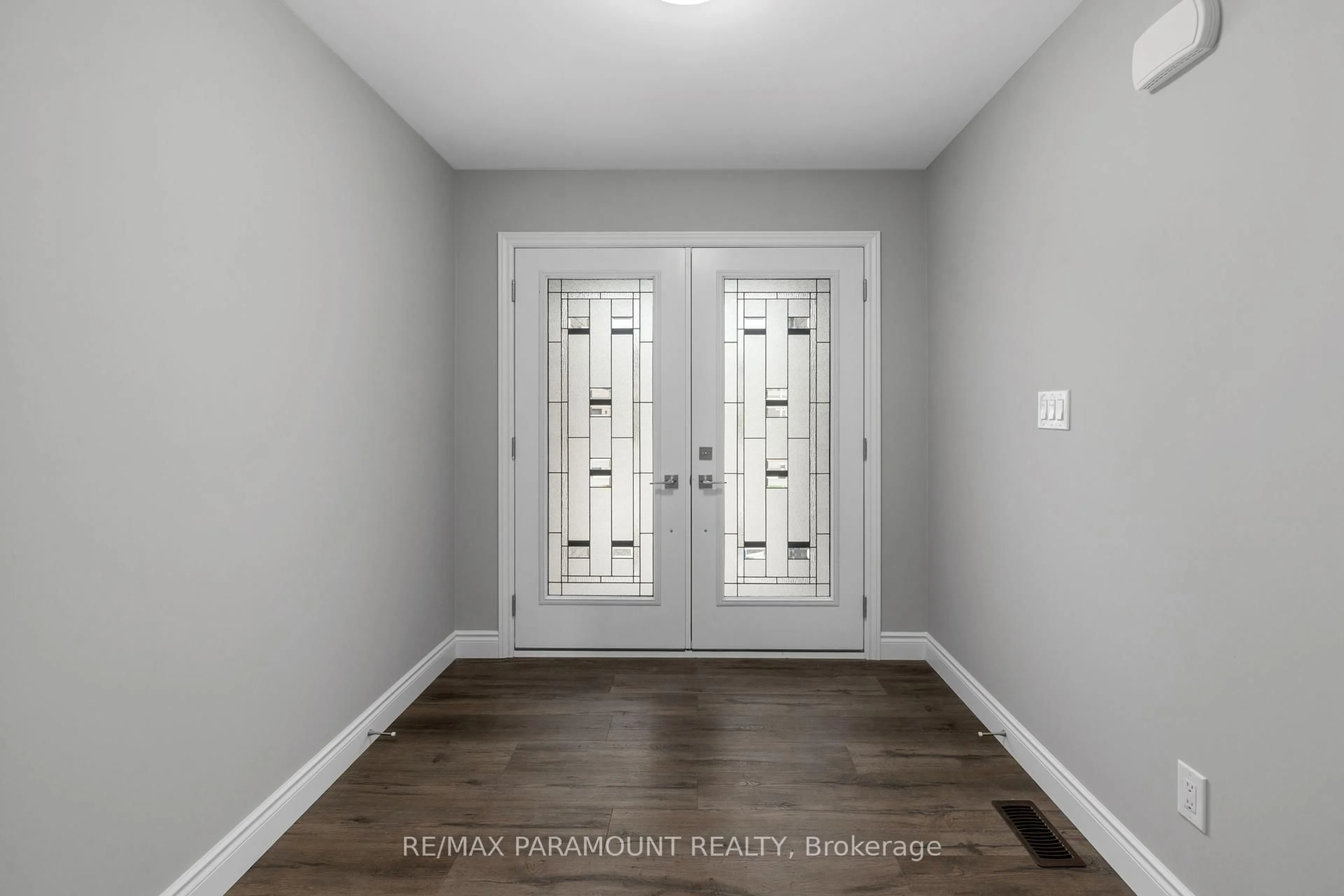 Indoor entryway for 20 Betty Cres, Chatham-Kent Ontario N7M 1C4