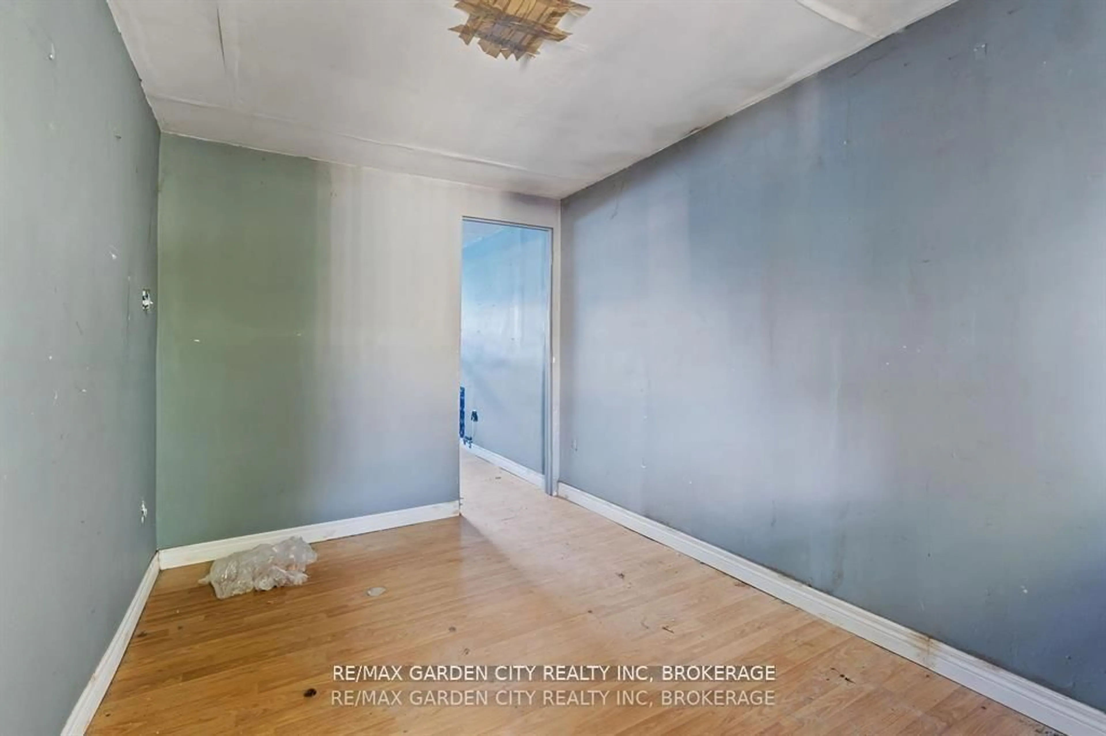 A pic of a room for 231 Lincoln Rd, Fort Erie Ontario L0S 1B0