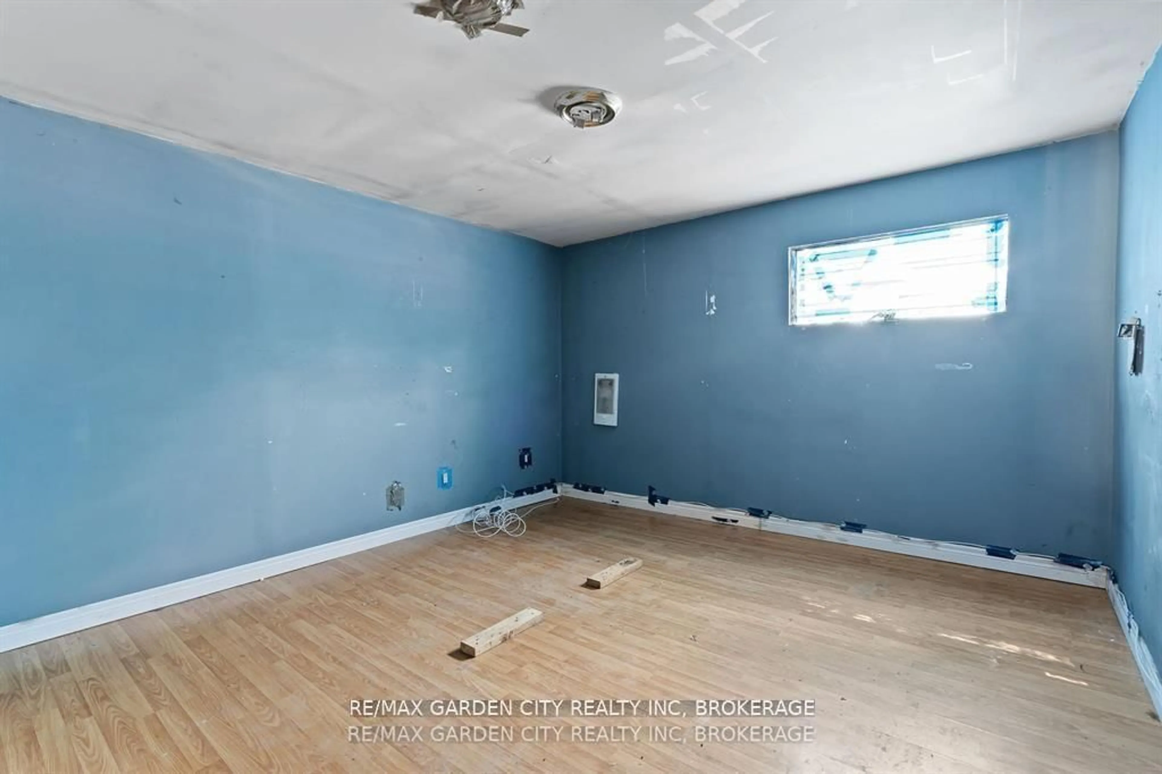 A pic of a room for 231 Lincoln Rd, Fort Erie Ontario L0S 1B0