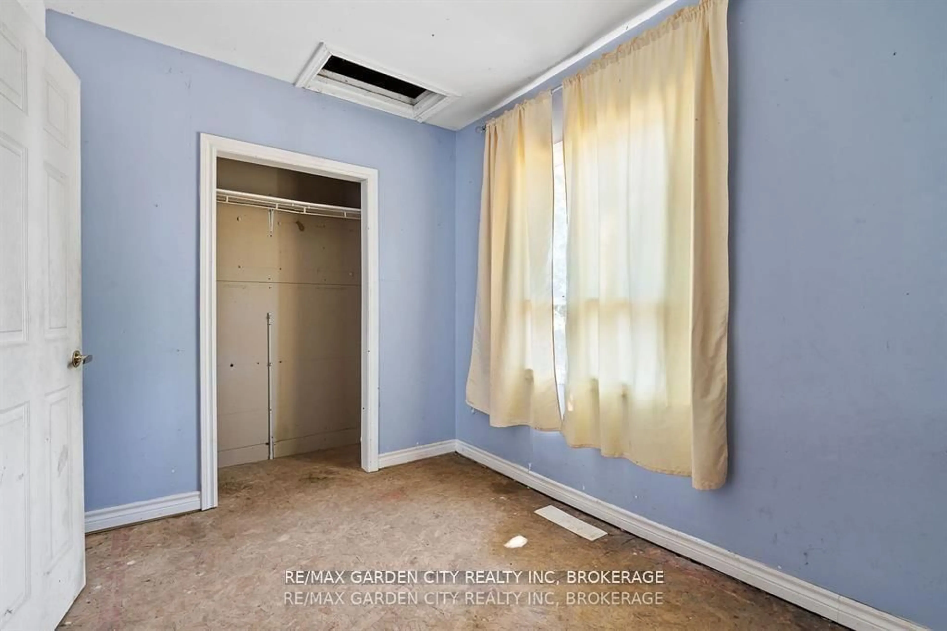 A pic of a room for 231 Lincoln Rd, Fort Erie Ontario L0S 1B0