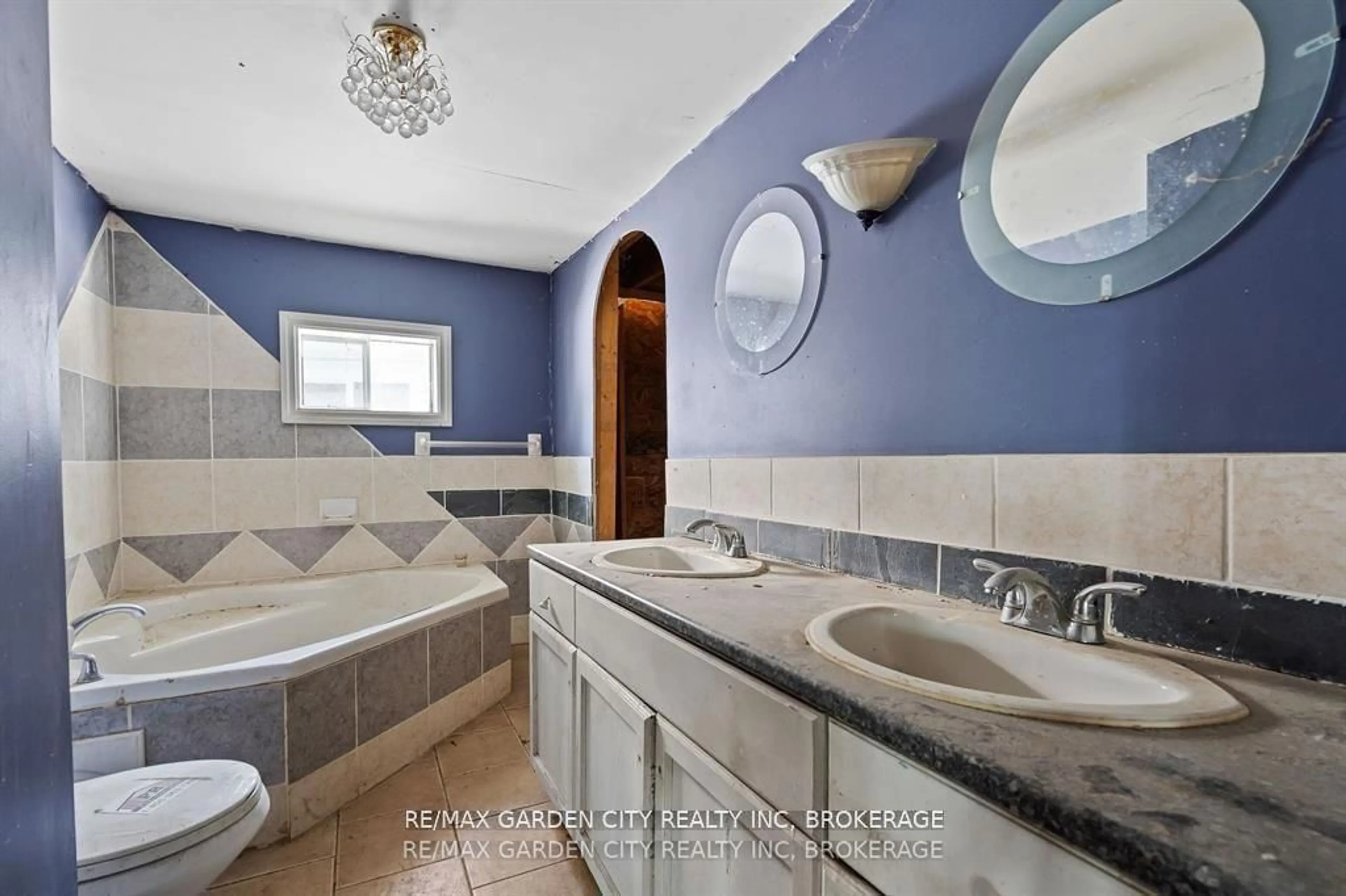 Standard bathroom, ceramic/tile floor for 231 Lincoln Rd, Fort Erie Ontario L0S 1B0
