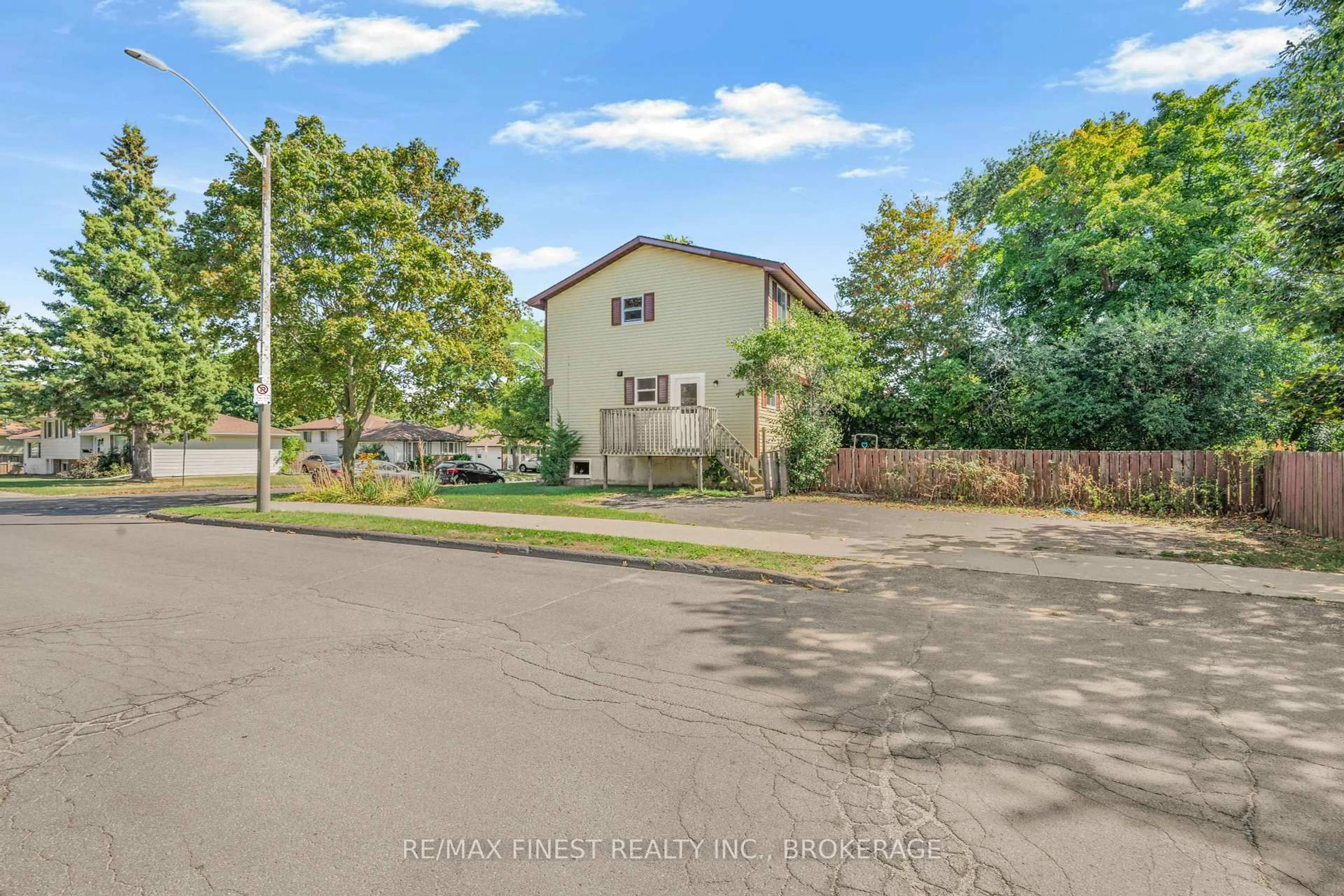 A pic from outside/outdoor area/front of a property/back of a property/a pic from drone, street for 3 Foster St, Kingston Ontario K7M 6L2