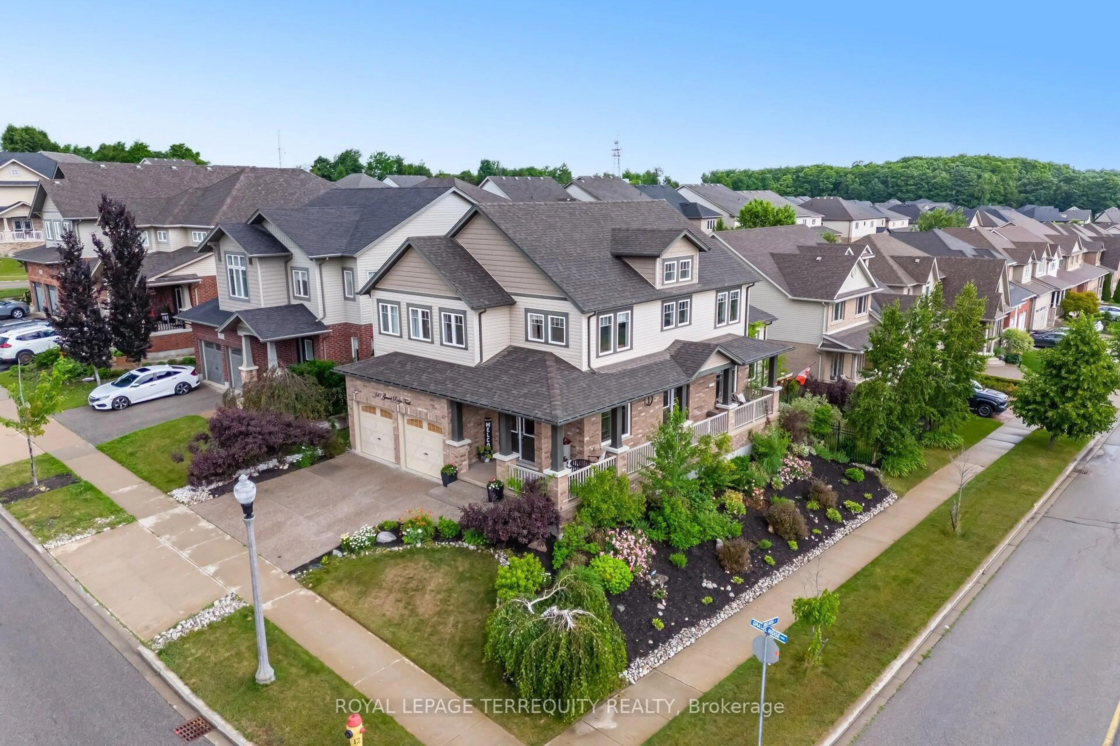 A pic from outside/outdoor area/front of a property/back of a property/a pic from drone, unknown for 387 Gravel Ridge Tr, Kitchener Ontario N2E 0B9