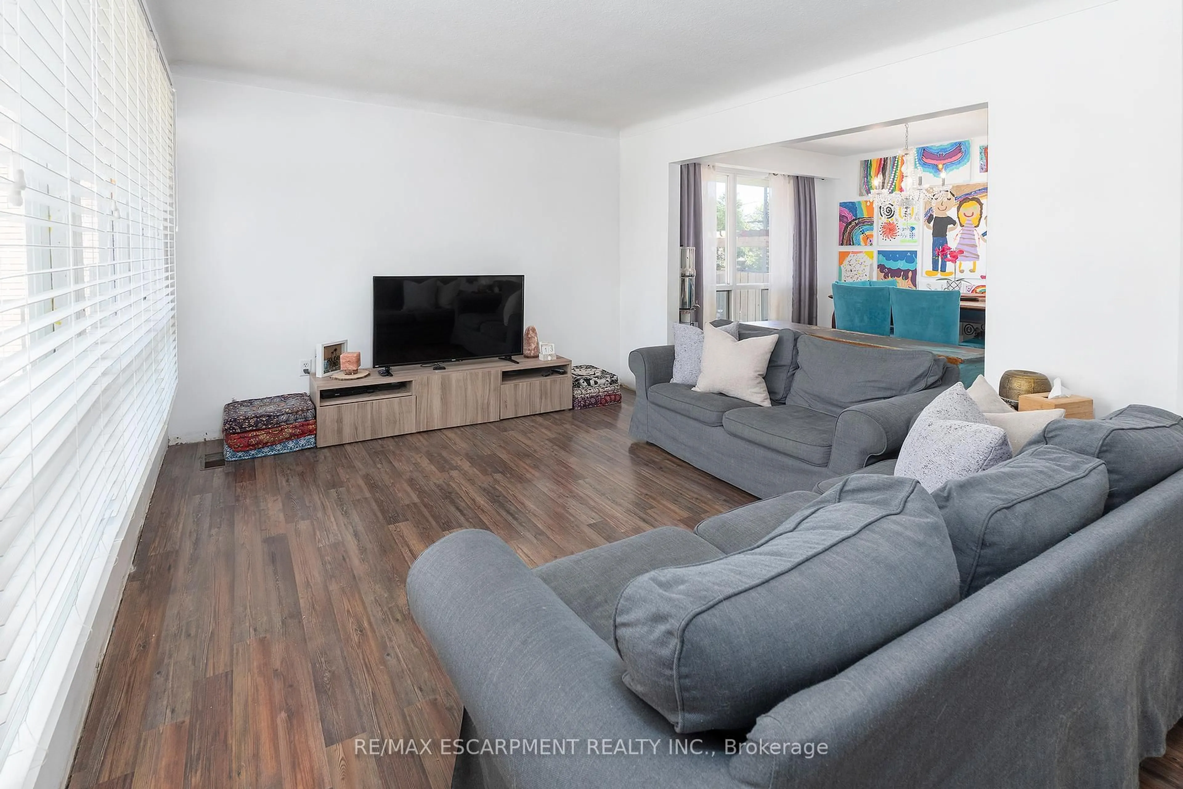 Living room with furniture, unknown for 426 Clare Ave, Welland Ontario L3C 3B3