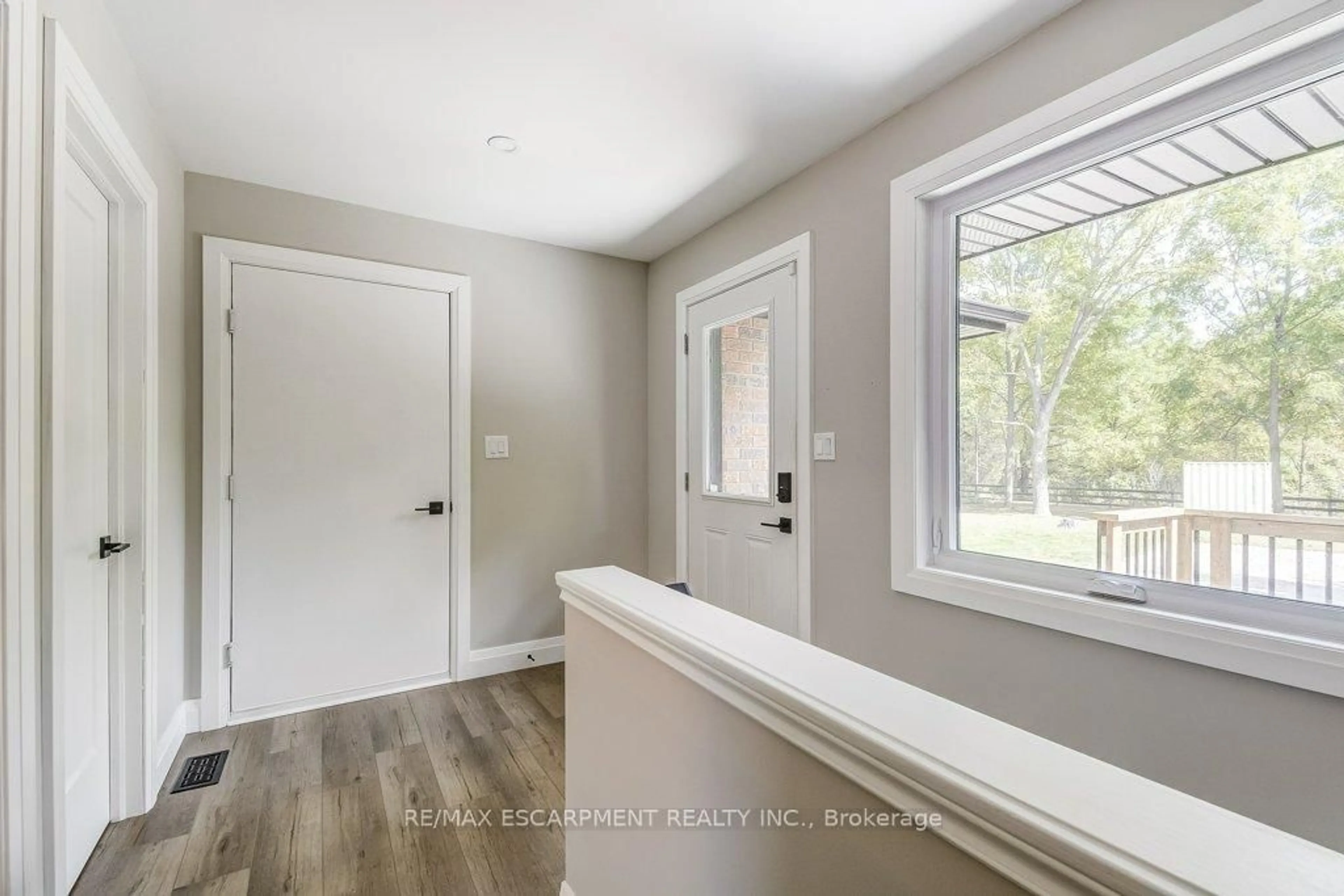 Indoor entryway for 542 PARIS Rd, Brant Ontario N3L 3E1