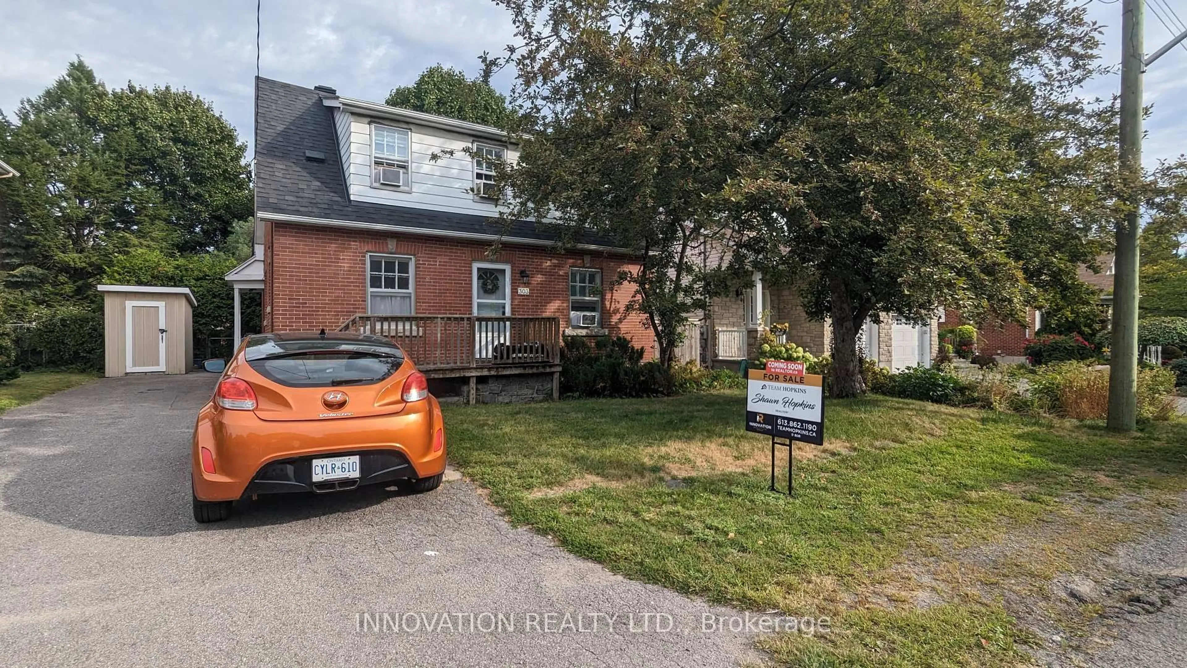 A pic from outside/outdoor area/front of a property/back of a property/a pic from drone, street for 303 Avondale Ave, Ottawa Ontario K1Z 7G7