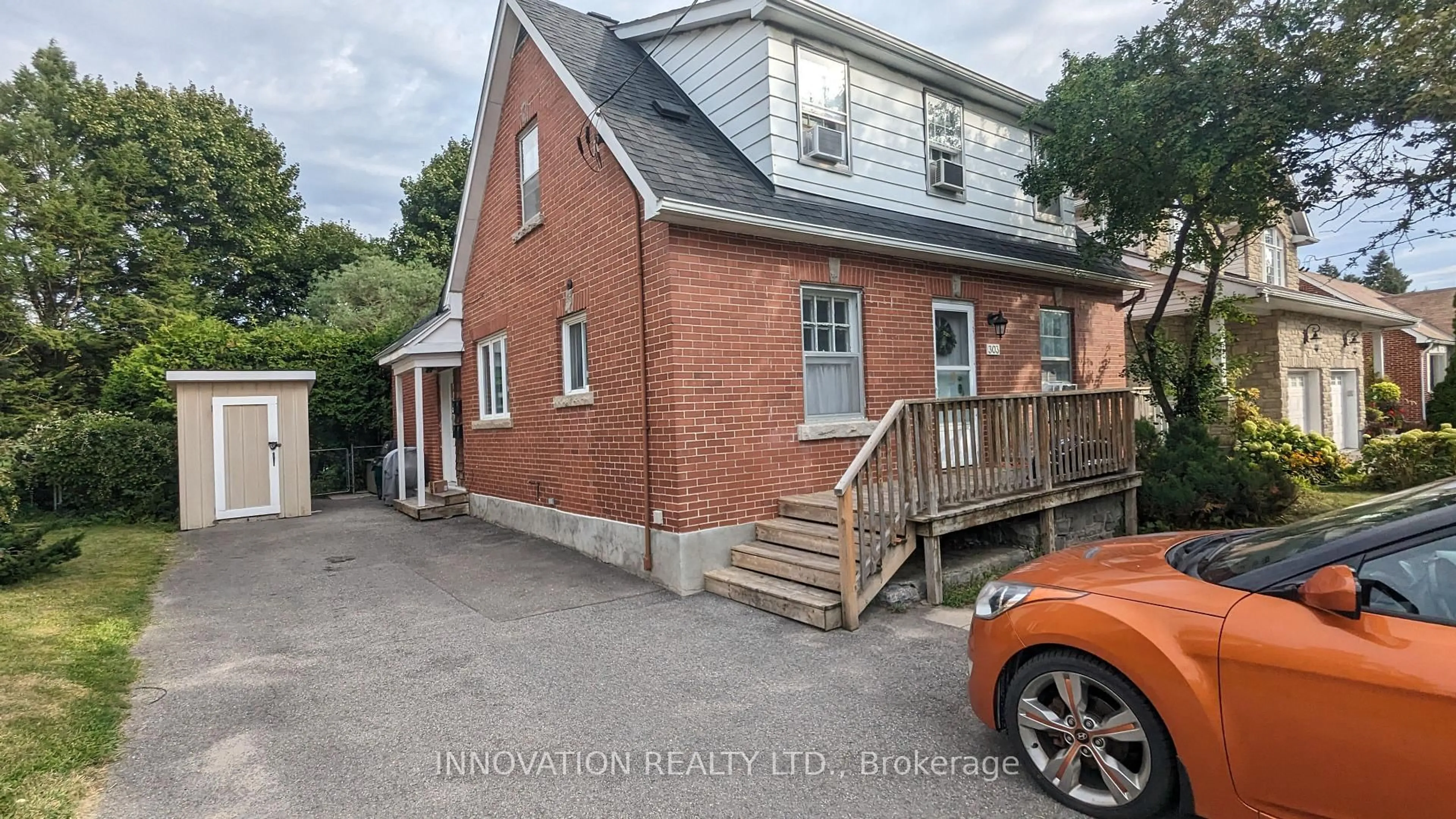 A pic from outside/outdoor area/front of a property/back of a property/a pic from drone, building for 303 Avondale Ave, Ottawa Ontario K1Z 7G7