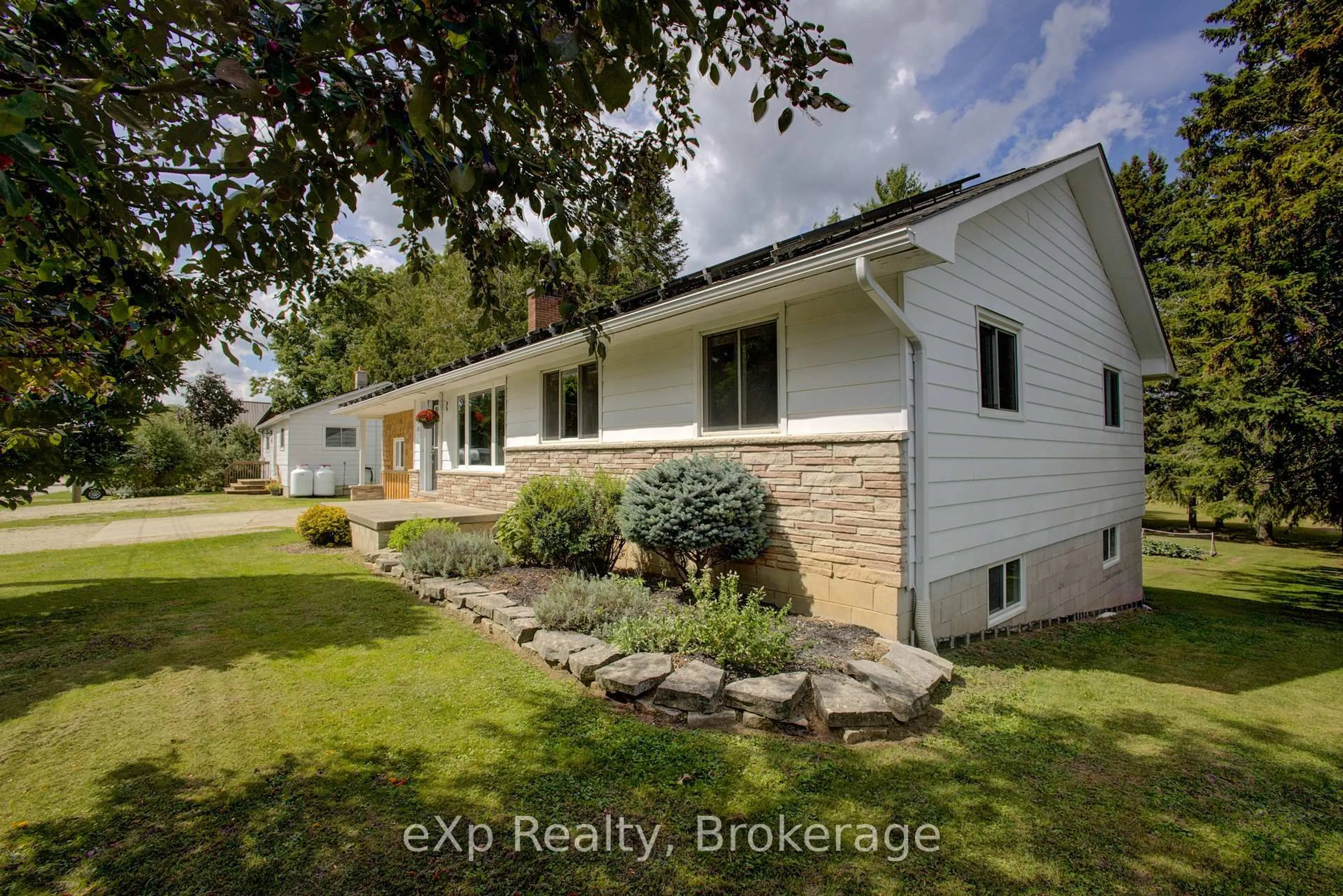 A pic from outside/outdoor area/front of a property/back of a property/a pic from drone, unknown for 2033 Mill St, Howick Ontario N0G 1X0