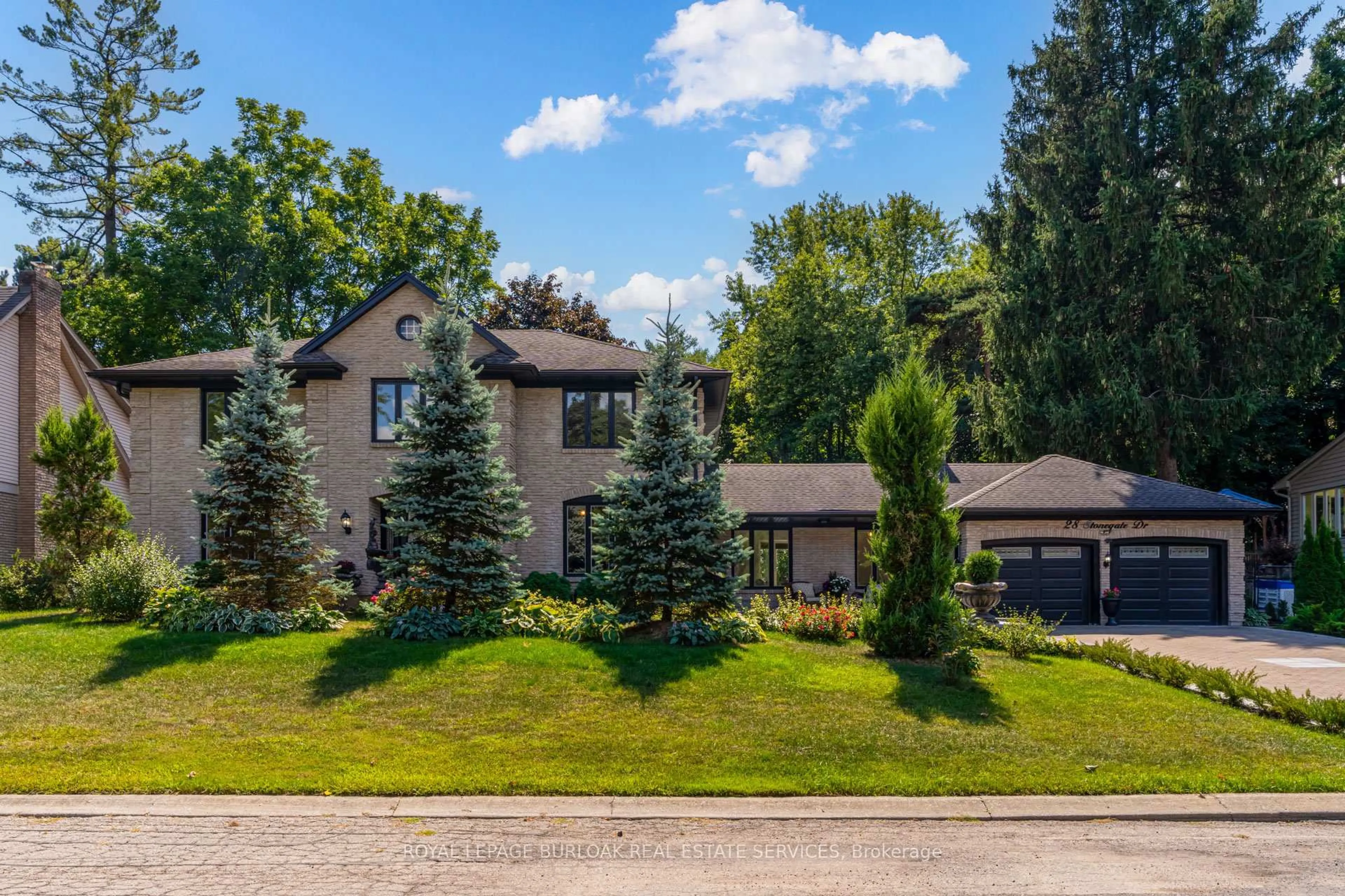 A pic from outside/outdoor area/front of a property/back of a property/a pic from drone, street for 28 Stonegate Dr, Hamilton Ontario L9G 3R7
