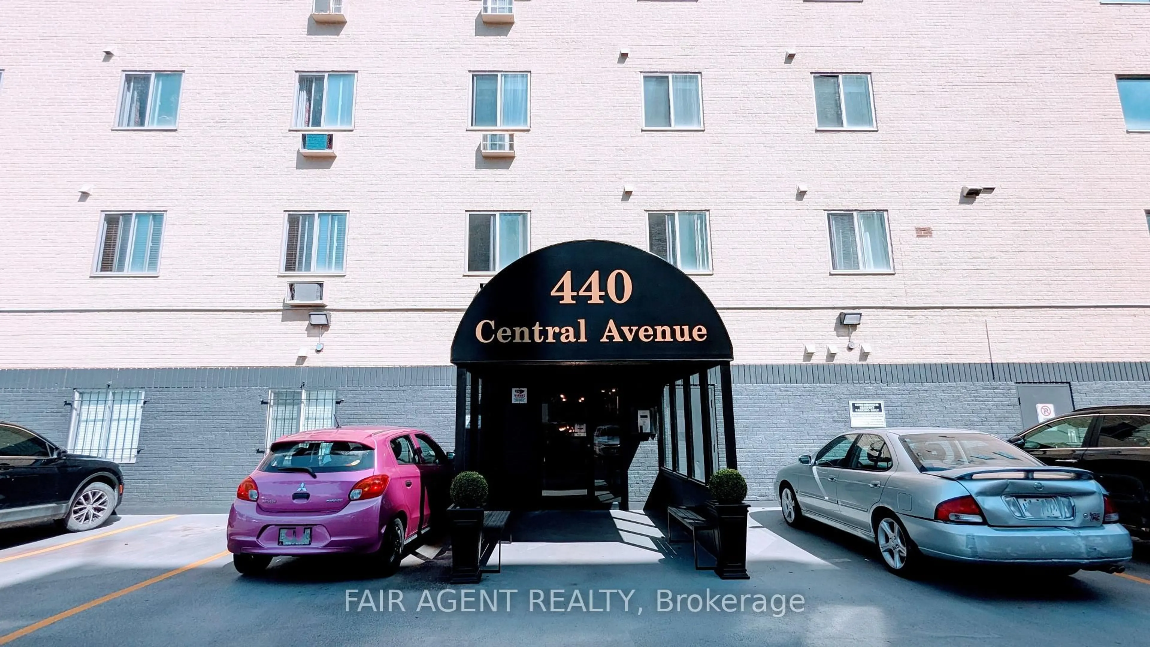 Indoor foyer for 440 CENTRAL Ave #209, London East Ontario N6B 2E5