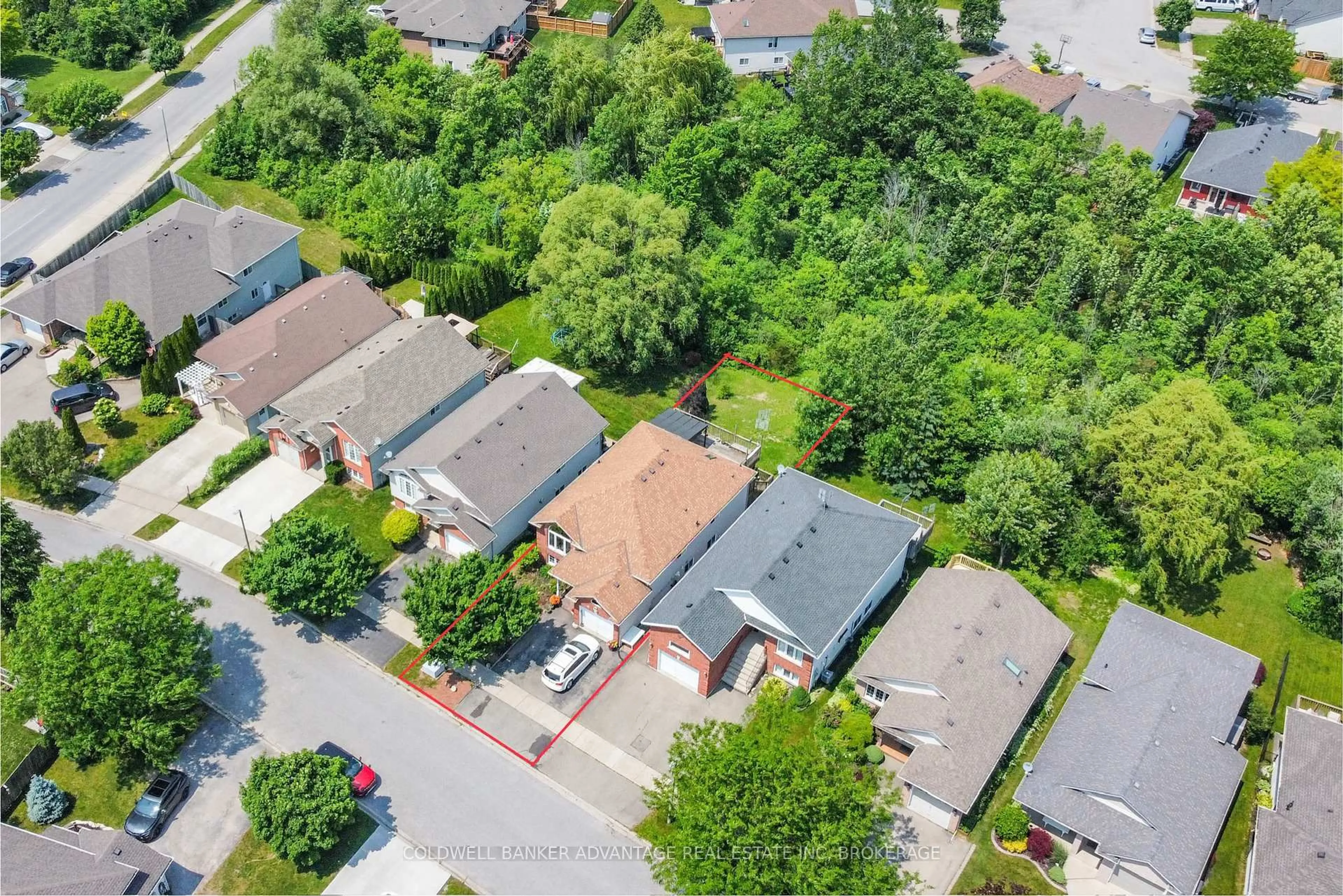 A pic from outside/outdoor area/front of a property/back of a property/a pic from drone, street for 40 Gretel Dr, Welland Ontario L3C 7H6