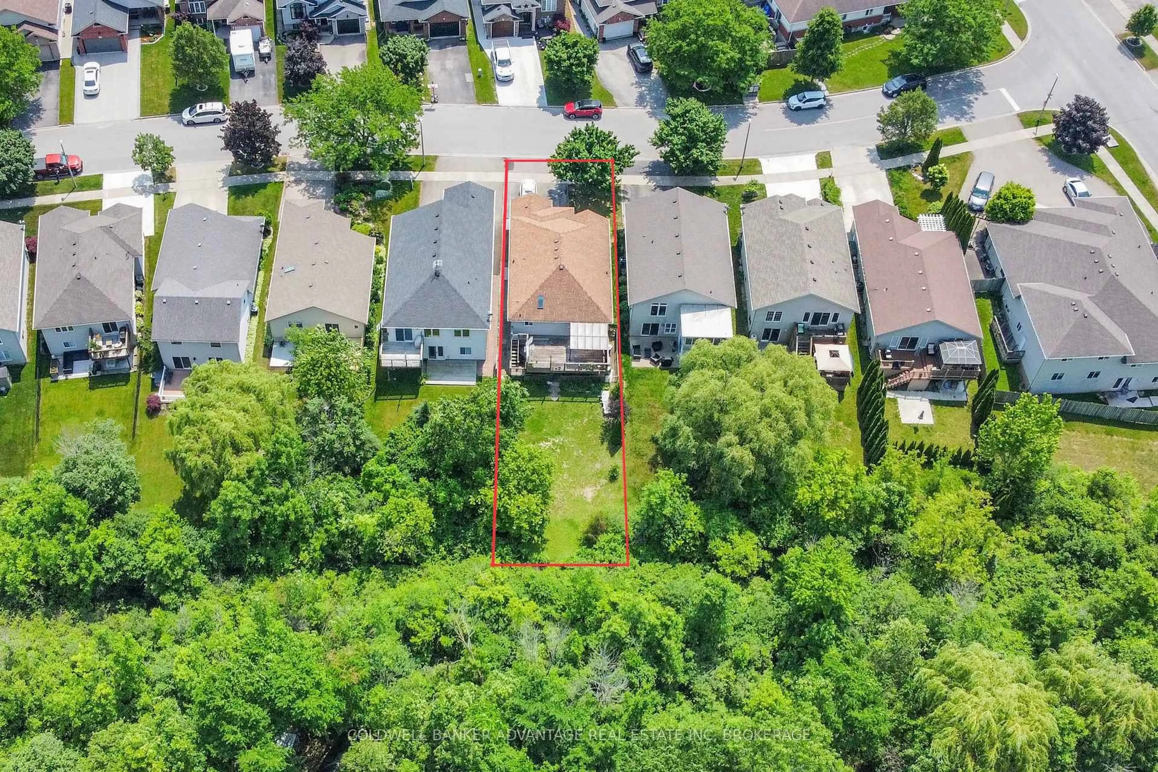 A pic from outside/outdoor area/front of a property/back of a property/a pic from drone, street for 40 Gretel Dr, Welland Ontario L3C 7H6